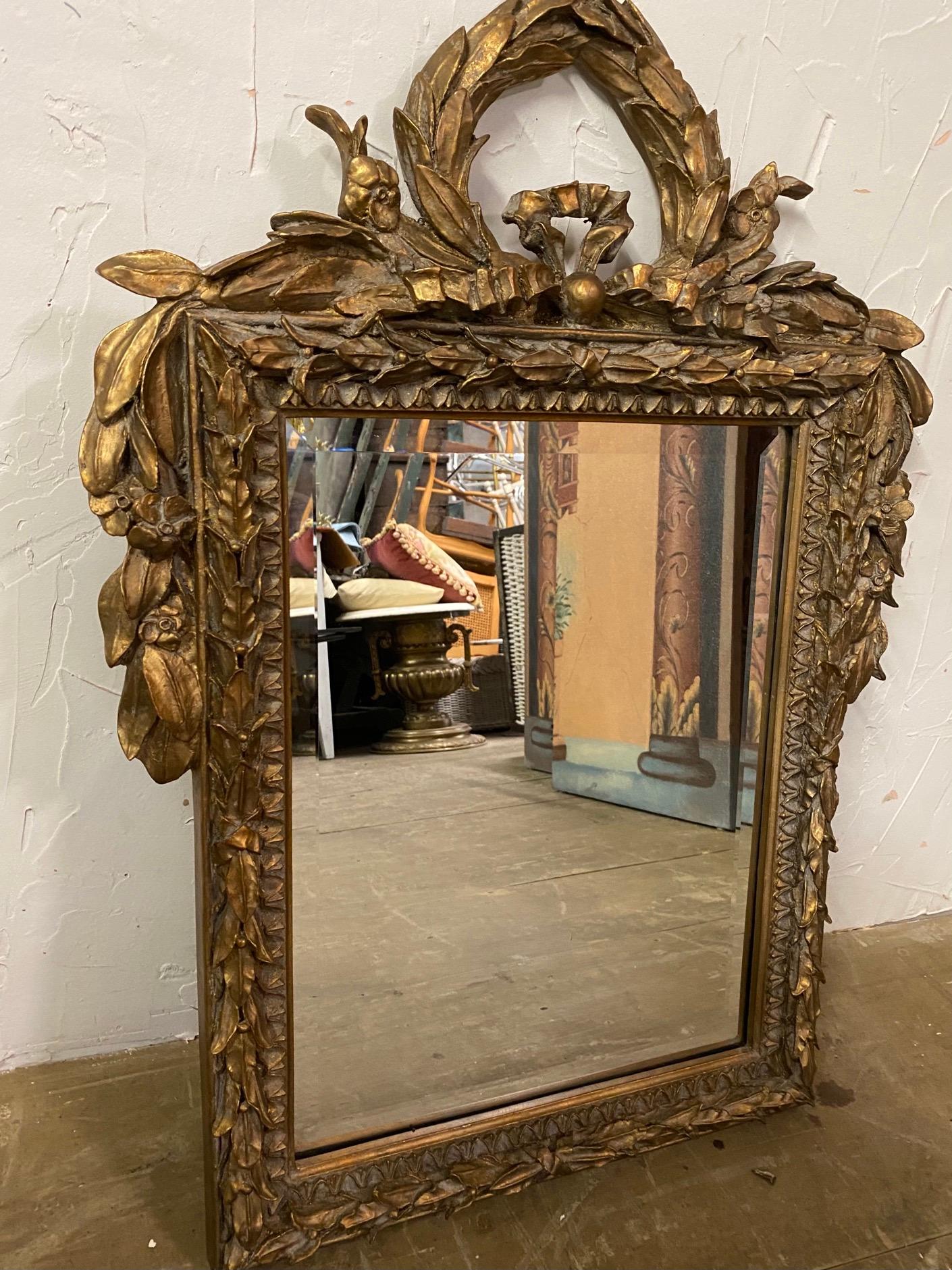 Spiegel aus vergoldetem Holz im Louis-XVI.-Stil im Zustand „Gut“ im Angebot in Sheffield, MA