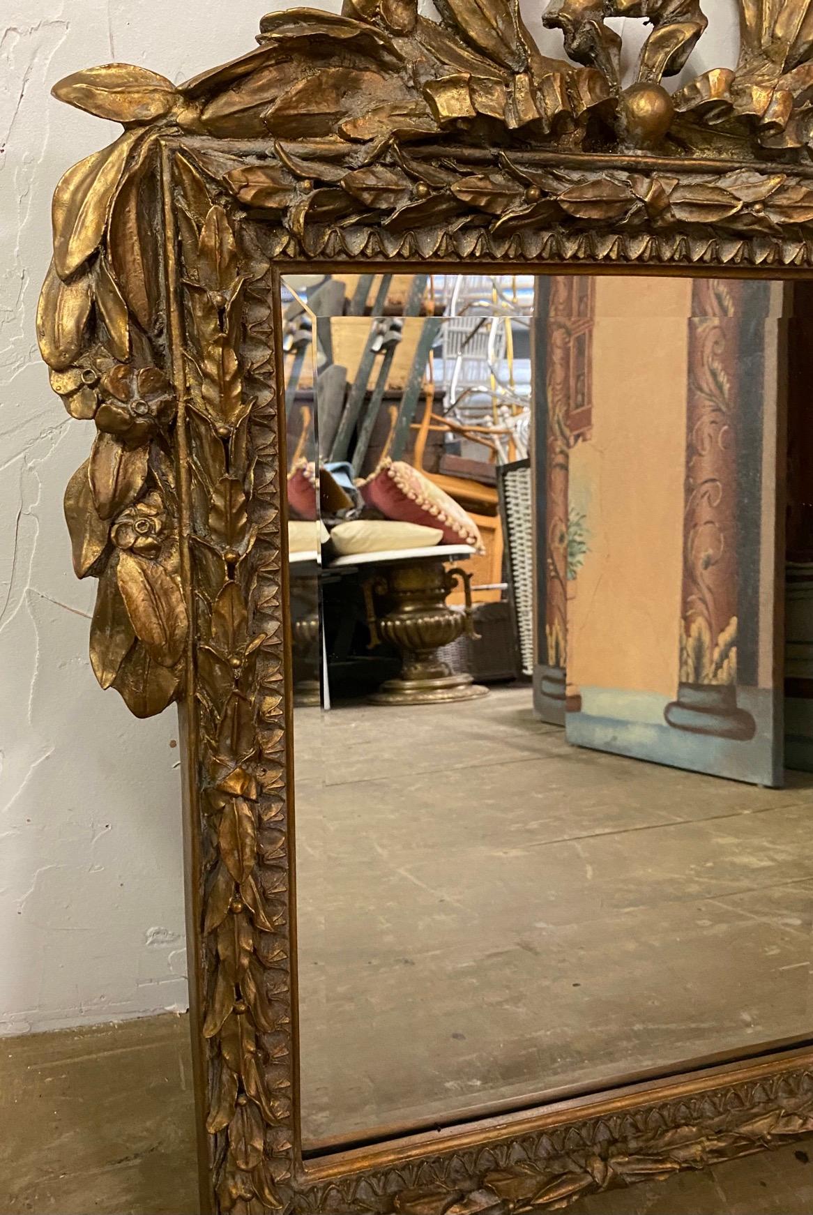 Spiegel aus vergoldetem Holz im Louis-XVI.-Stil (Vergoldetes Holz) im Angebot