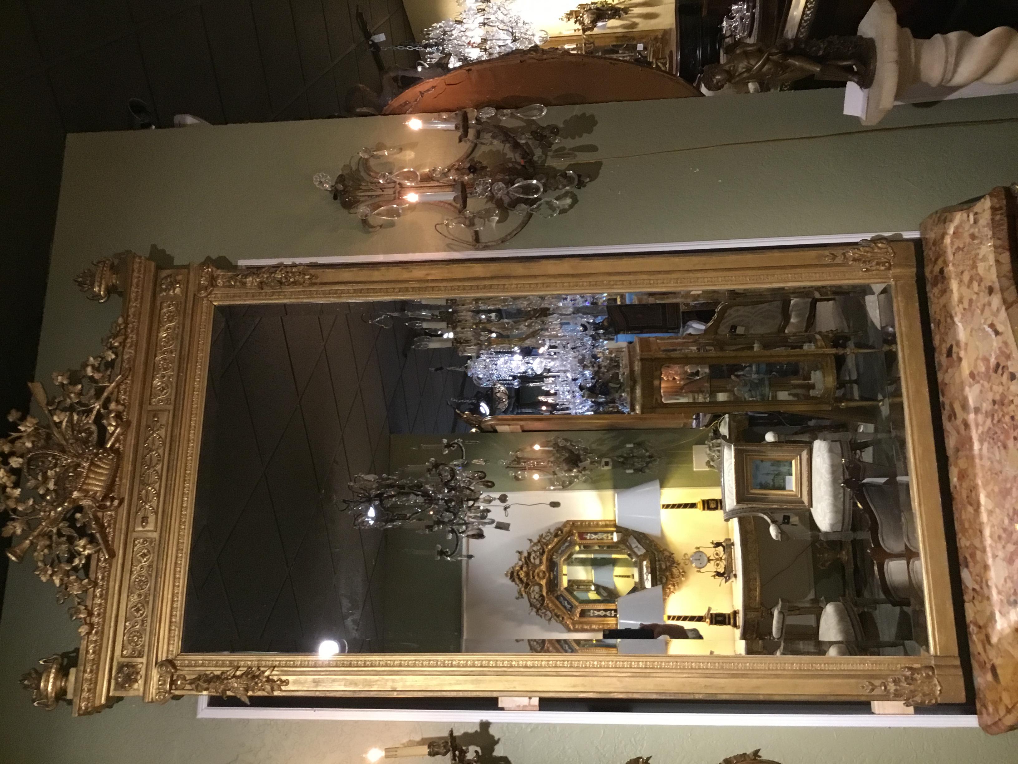 Français Miroir français de style Louis XVI avec plaque biseautée, panier avec feuillage en vente