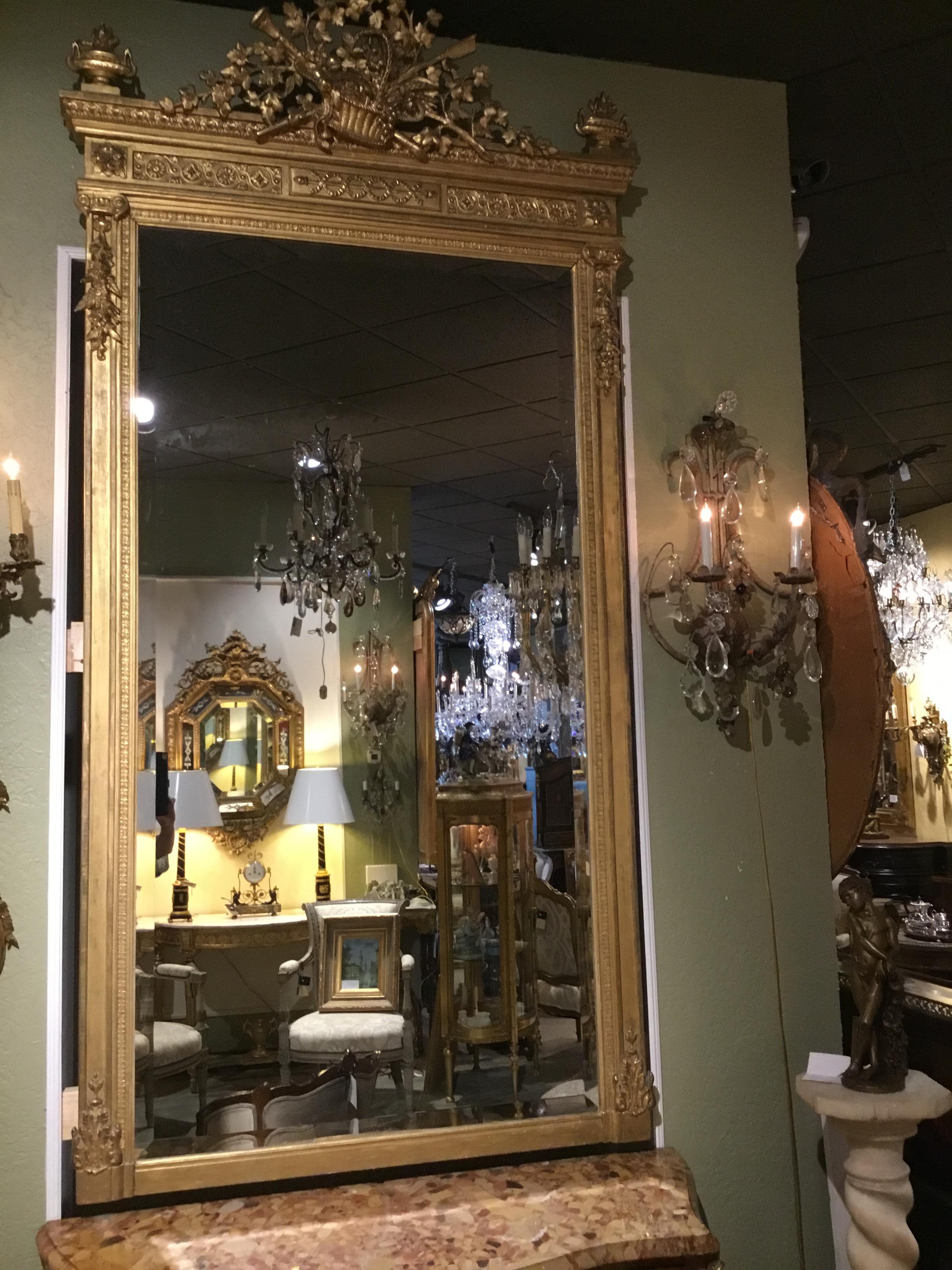 Französisch Louis XVI-Stil Giltwood Spiegel mit abgeschrägter Platte, Korb mit Foliate (Louis XVI.) im Angebot