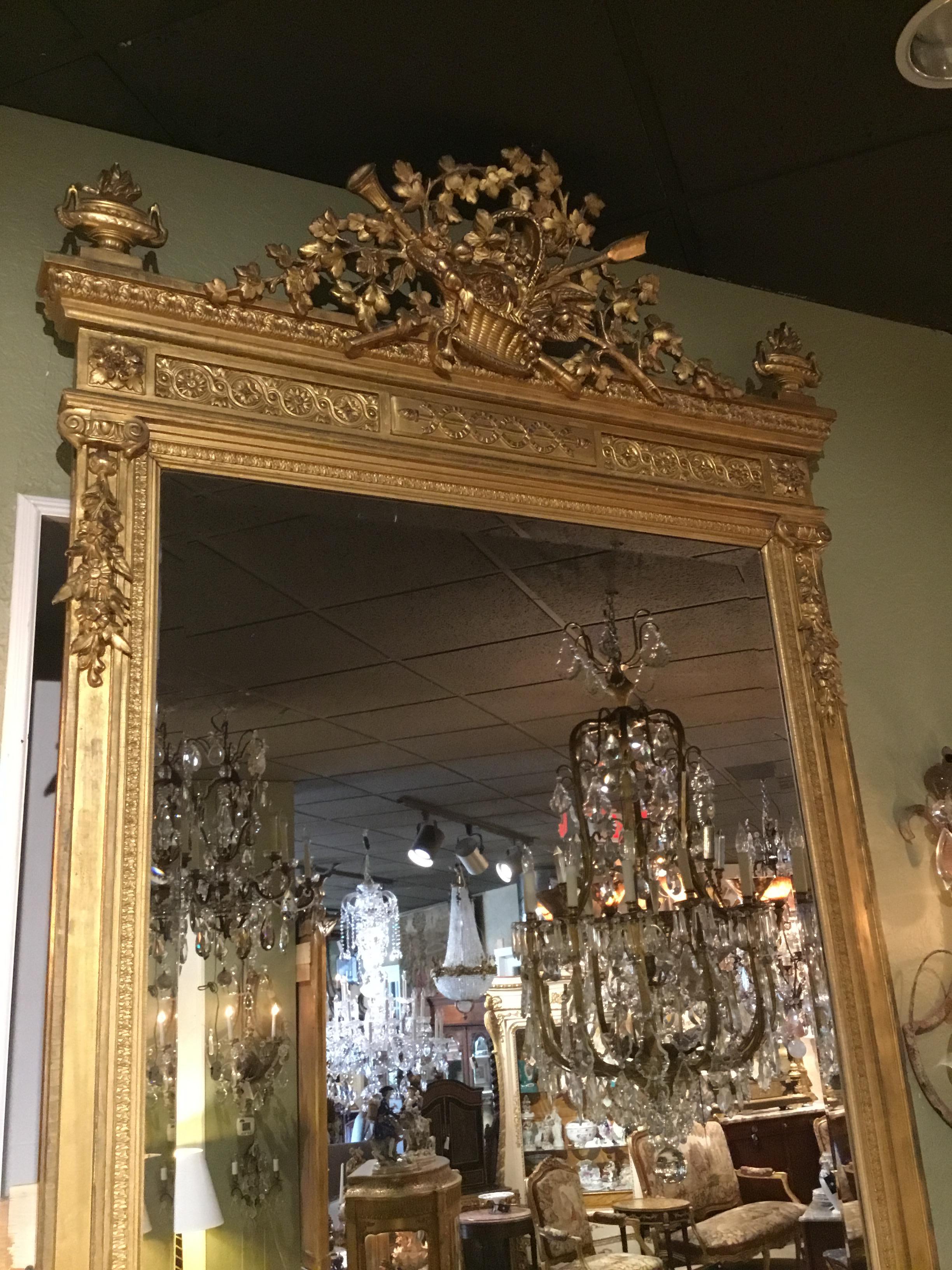 Französisch Louis XVI-Stil Giltwood Spiegel mit abgeschrägter Platte, Korb mit Foliate im Zustand „Hervorragend“ im Angebot in Houston, TX