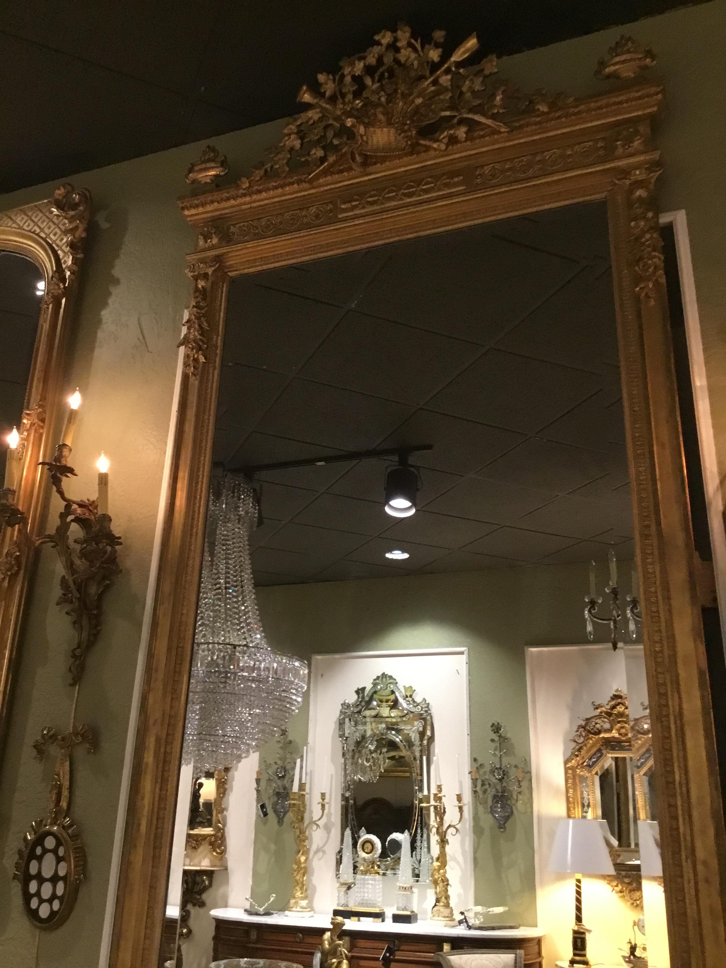 Französisch Louis XVI-Stil Giltwood Spiegel mit abgeschrägter Platte, Korb mit Foliate (19. Jahrhundert) im Angebot