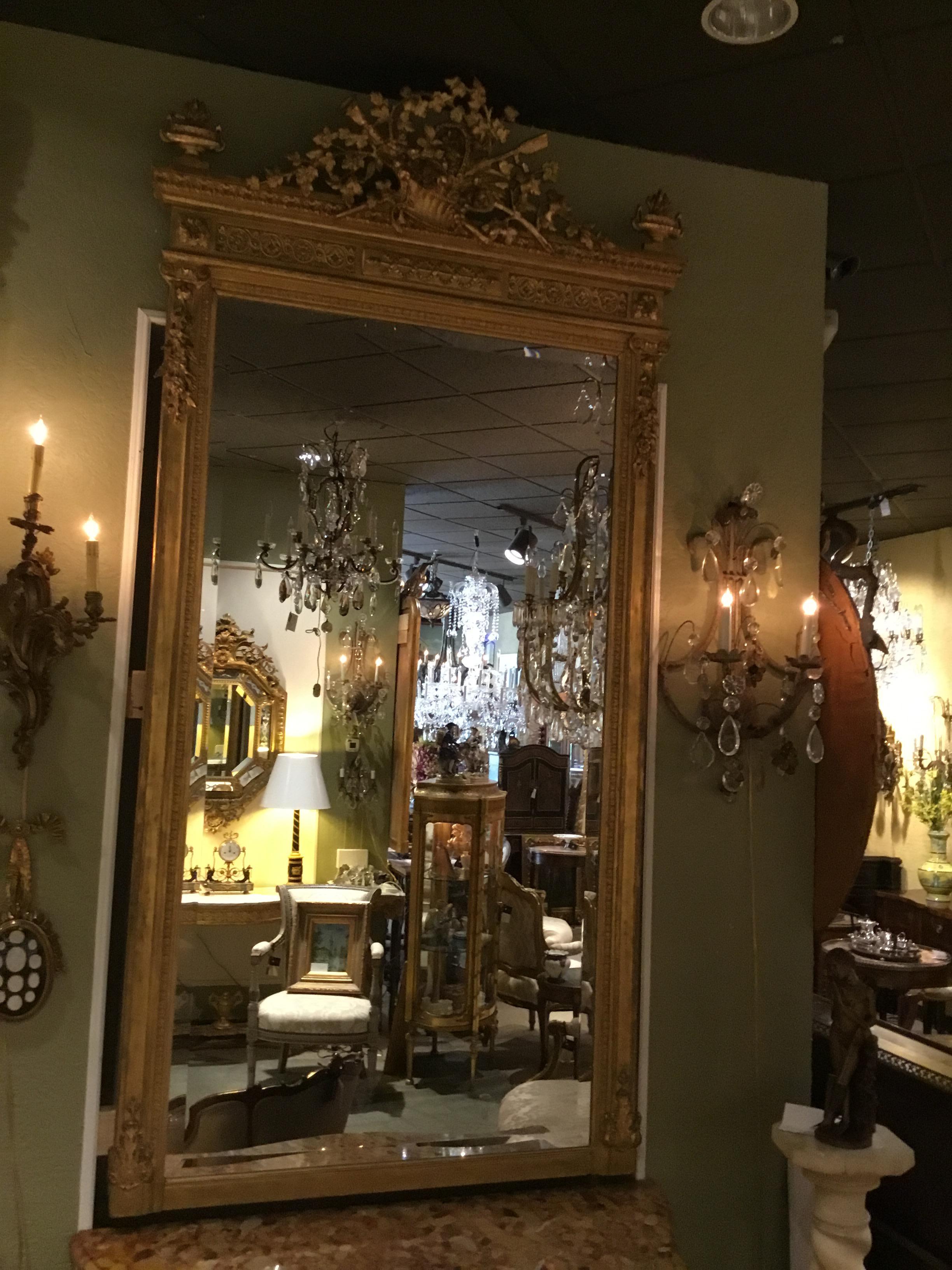 Französisch Louis XVI-Stil Giltwood Spiegel mit abgeschrägter Platte, Korb mit Foliate im Angebot 1