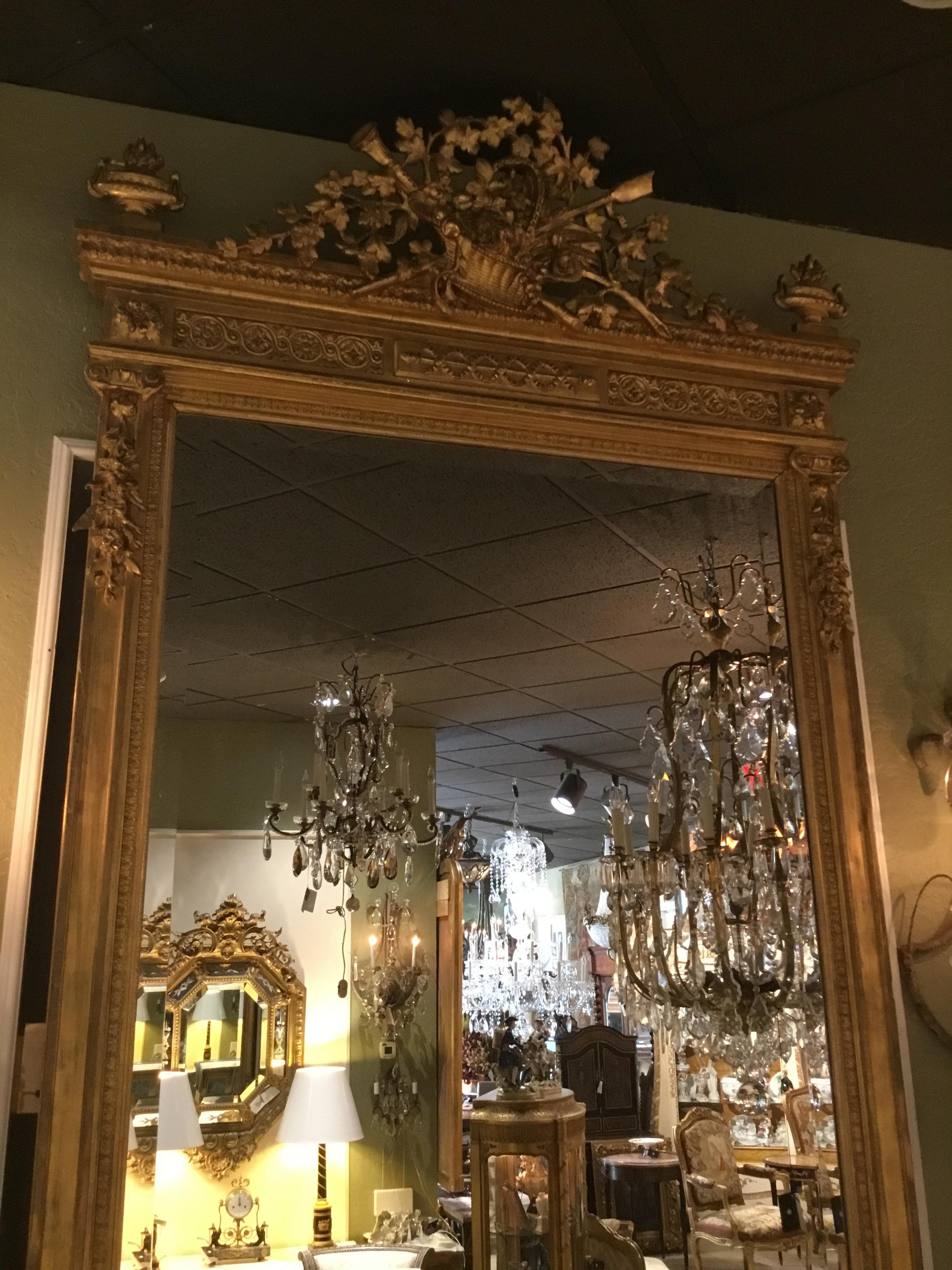 Französisch Louis XVI-Stil Giltwood Spiegel mit abgeschrägter Platte, Korb mit Foliate im Angebot 2