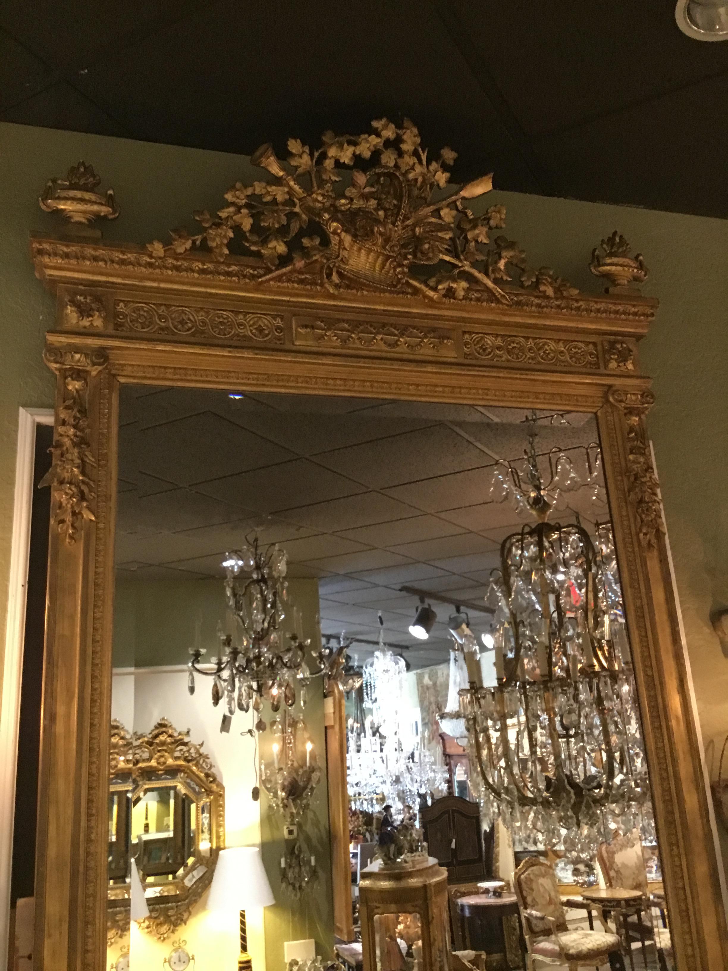 Französisch Louis XVI-Stil Giltwood Spiegel mit abgeschrägter Platte, Korb mit Foliate im Angebot 3