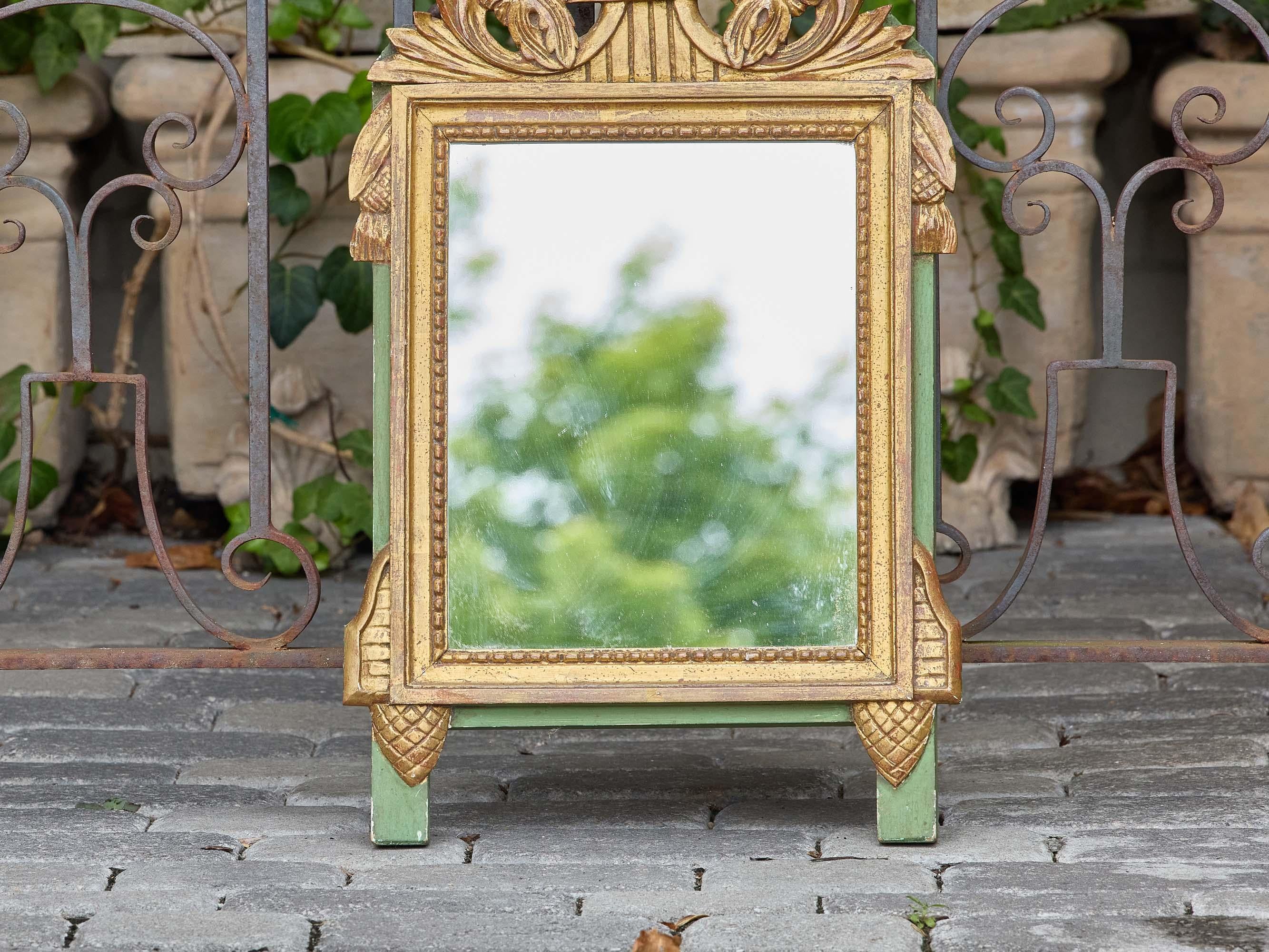 Espejo francés de madera dorada estilo Luis XVI con laurel tallado y cresta de lazo Francés en venta
