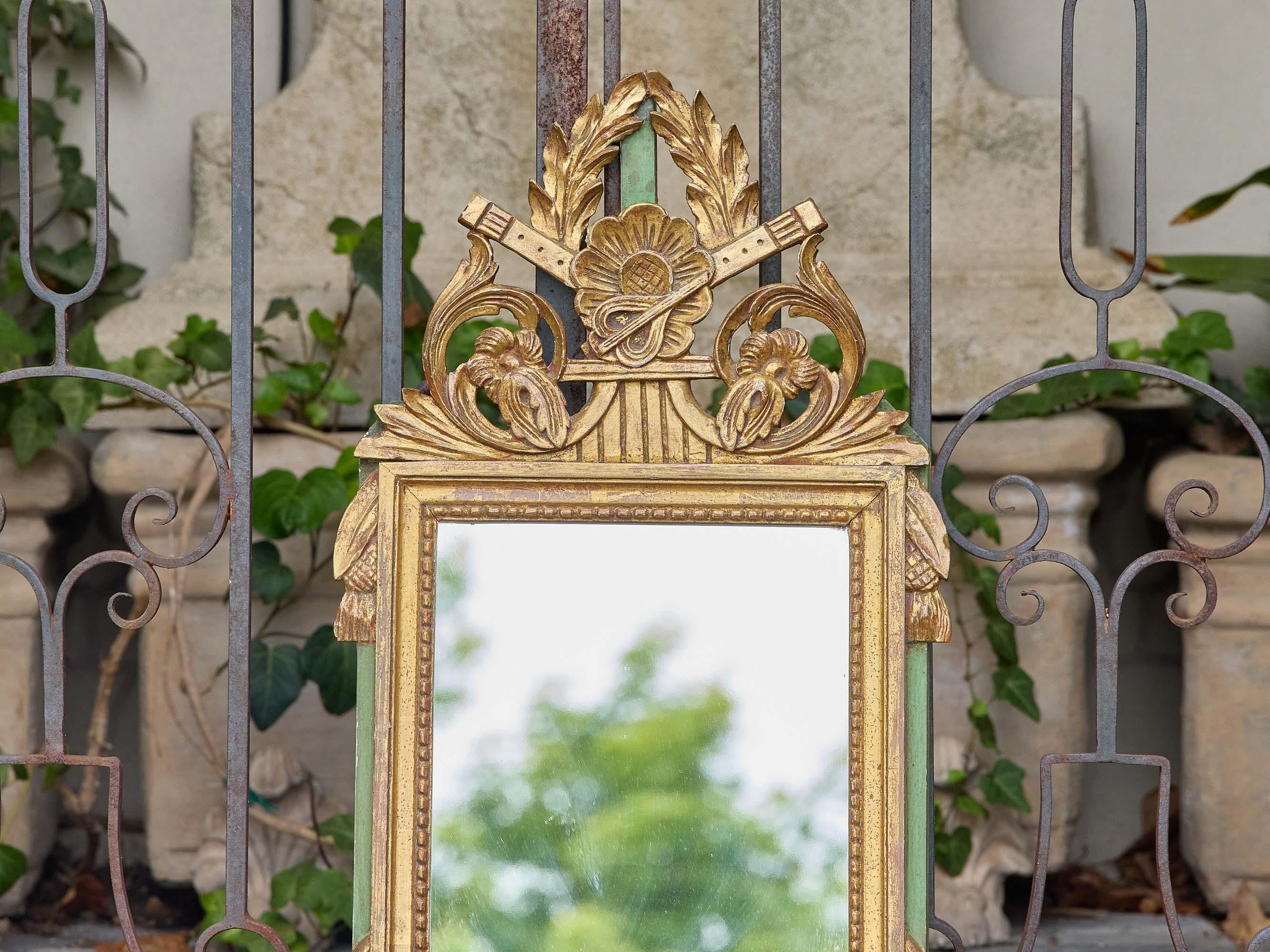 Espejo francés de madera dorada estilo Luis XVI con laurel tallado y cresta de lazo en Bueno estado para la venta en Atlanta, GA