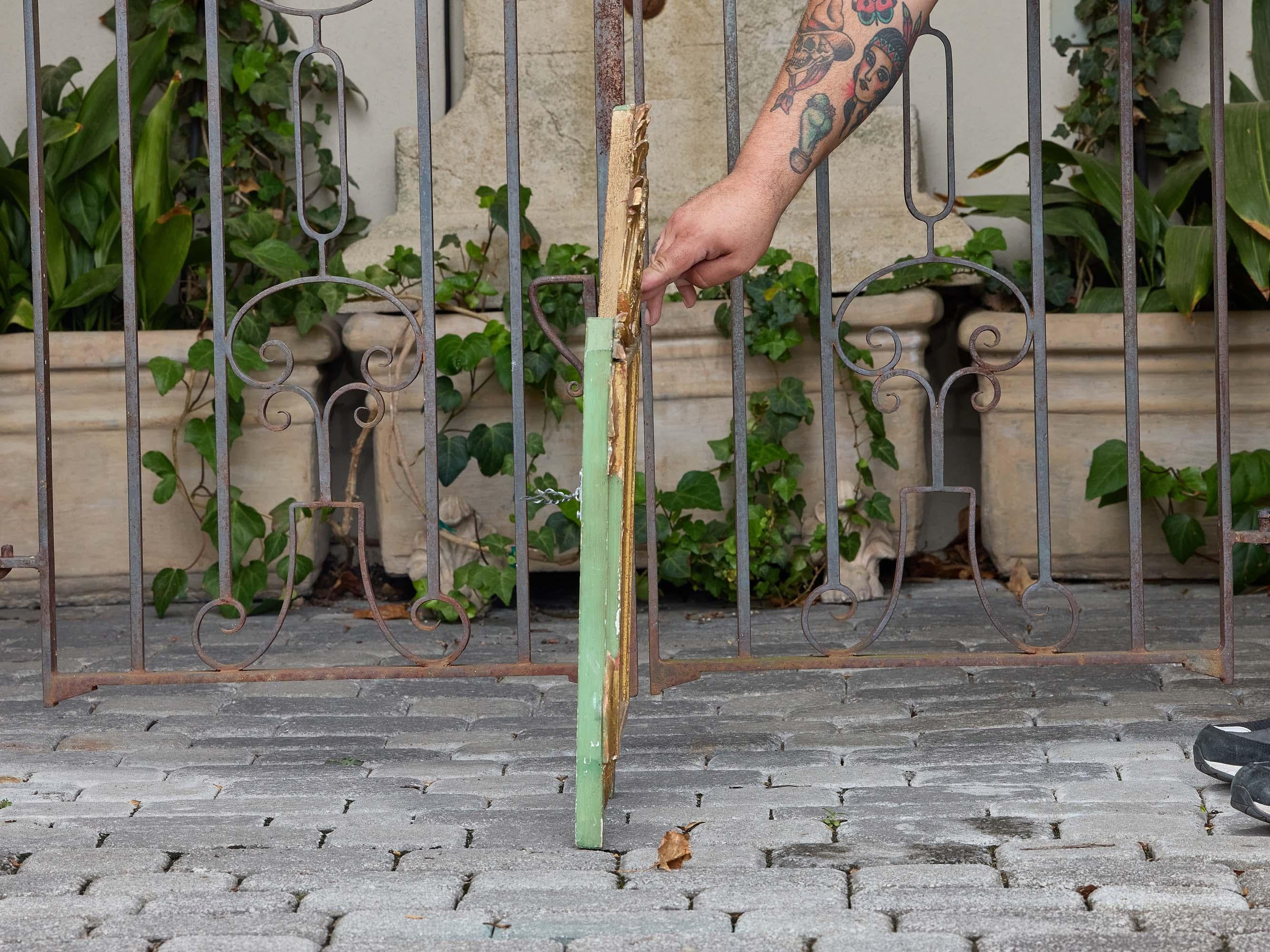 Espejo francés de madera dorada estilo Luis XVI con laurel tallado y cresta de lazo siglo XX en venta