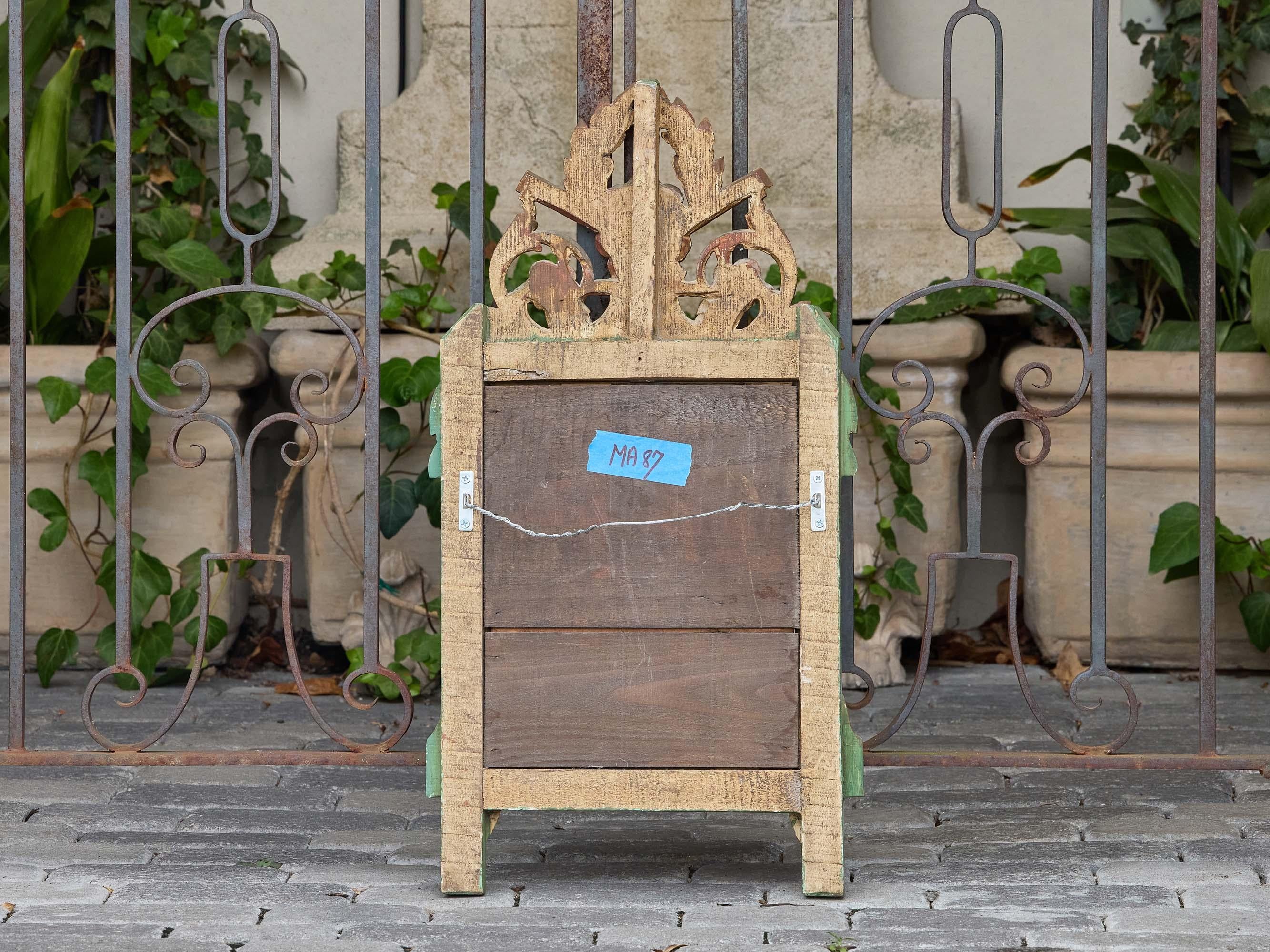 Espejo francés de madera dorada estilo Luis XVI con laurel tallado y cresta de lazo en venta 1