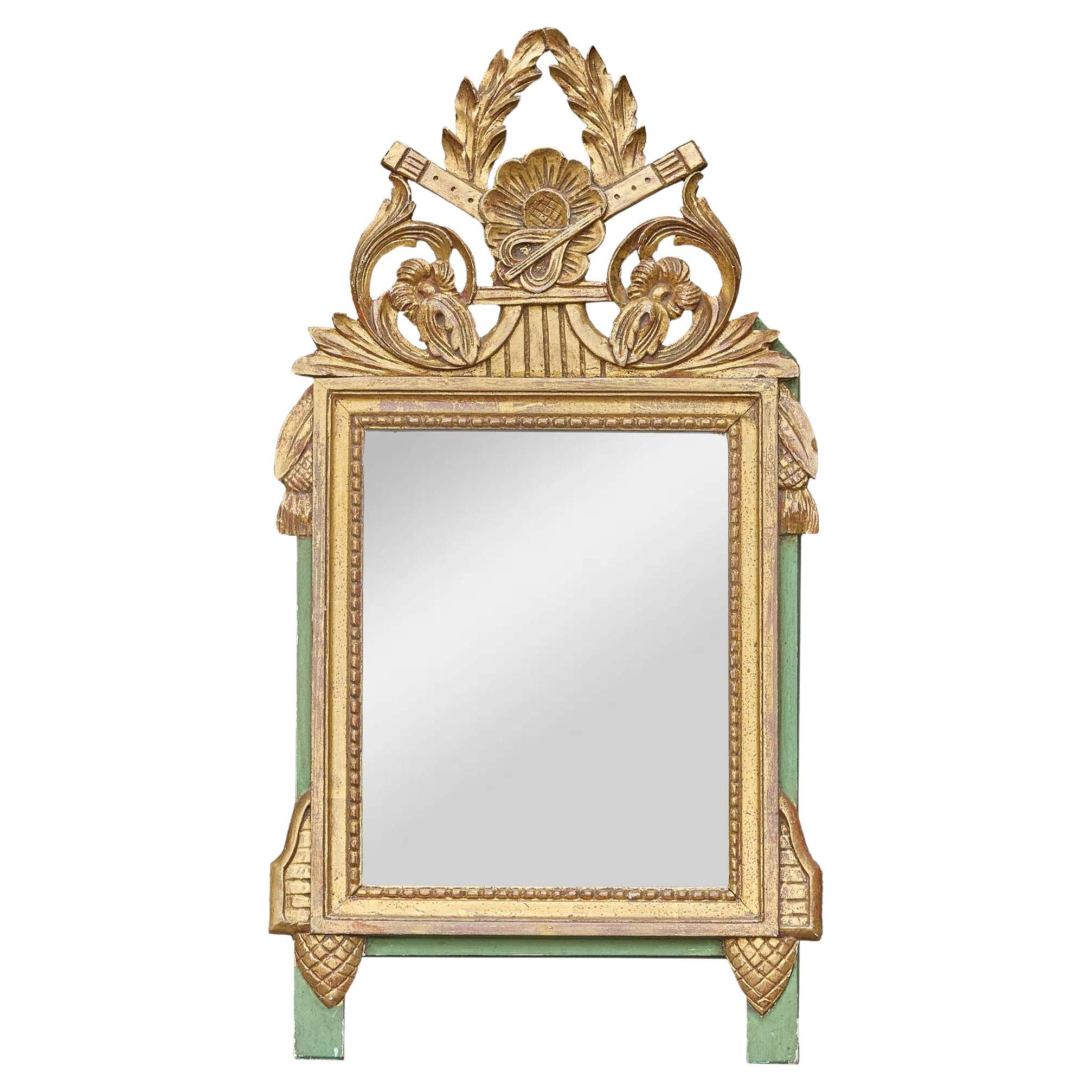 Espejo francés de madera dorada estilo Luis XVI con laurel tallado y cresta de lazo en venta