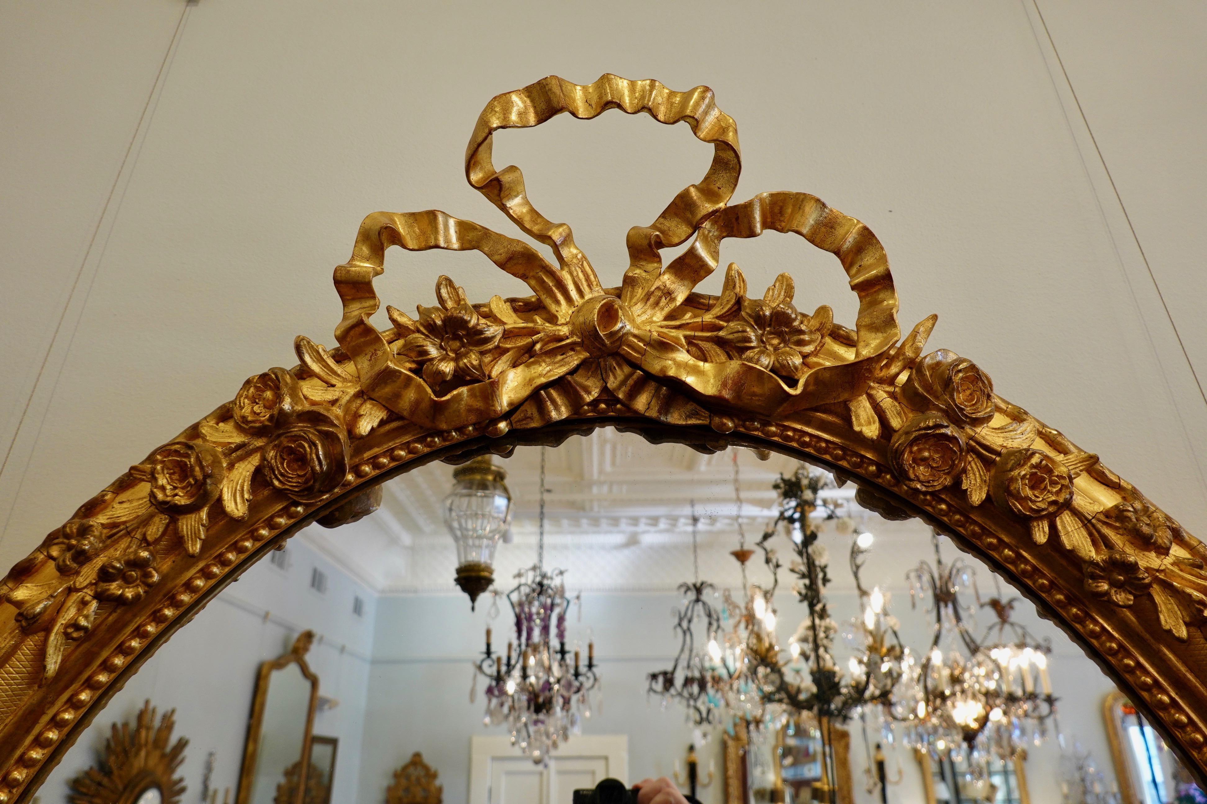 Französisch Louis XVI Stil Giltwood Spiegel mit großen geschnitzten Bogen Cartouche im Angebot 3