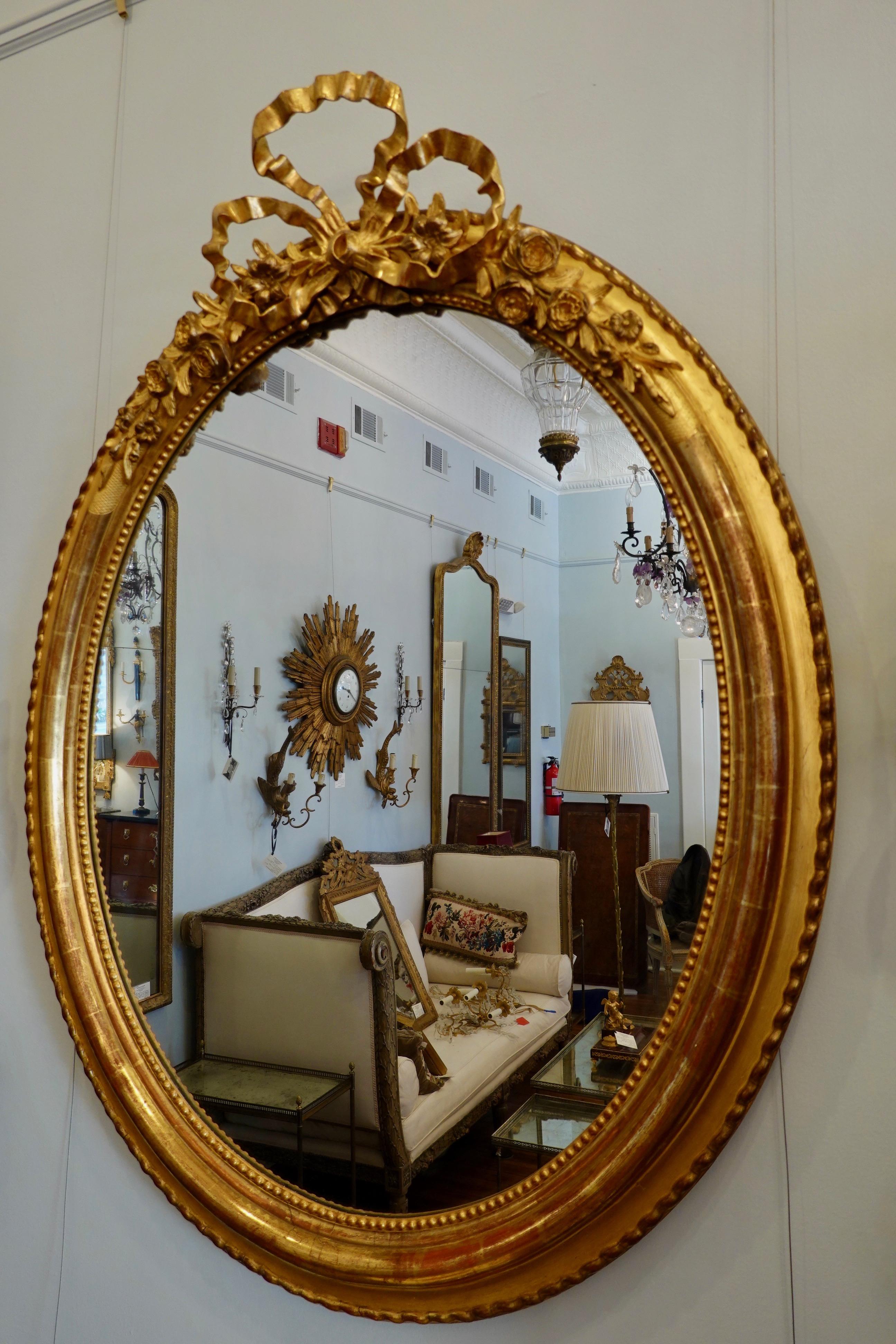 Sculpté à la main Miroir en bois doré de style Louis XVI français avec grand cartouche en arc sculpté en vente