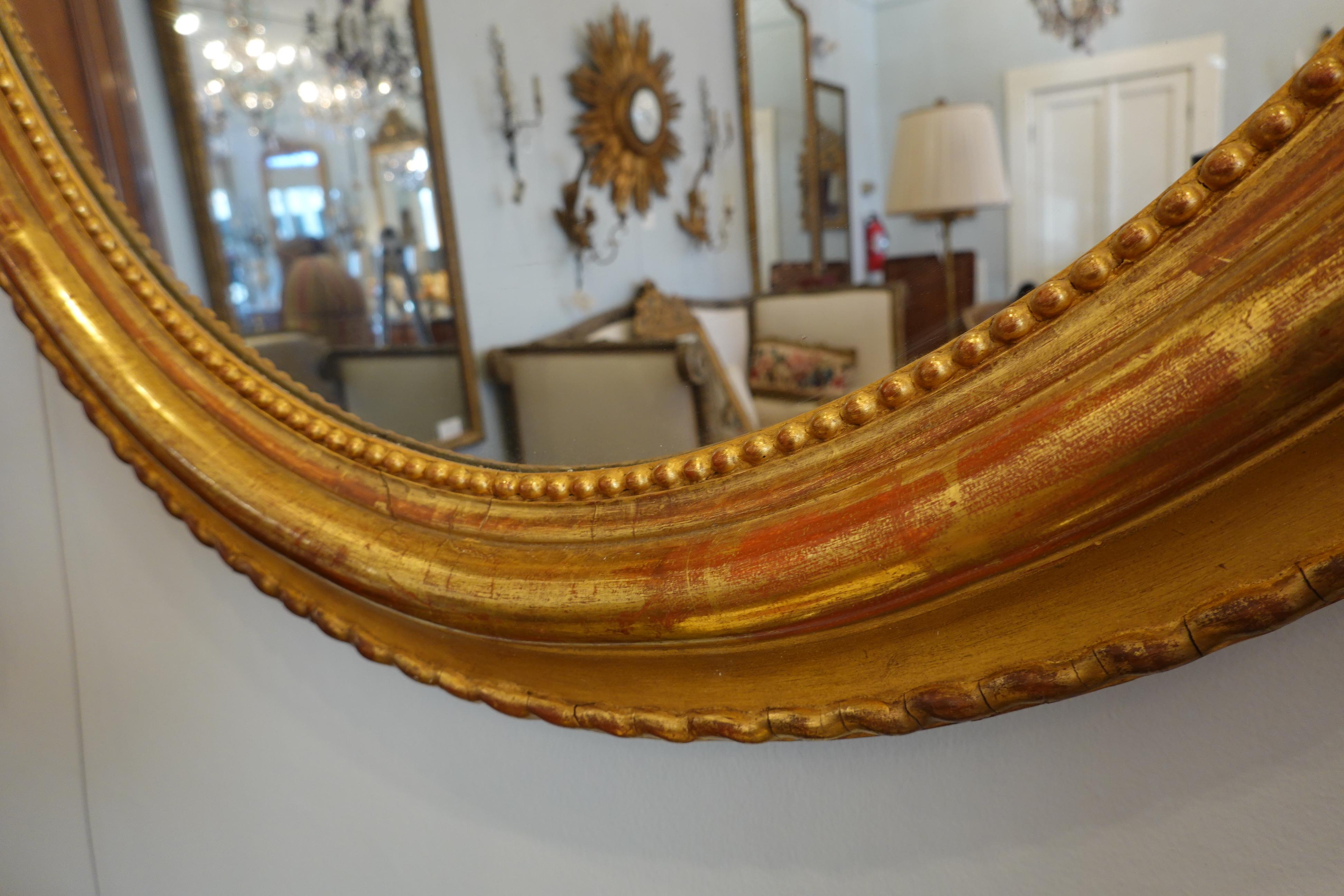 Miroir en bois doré de style Louis XVI français avec grand cartouche en arc sculpté en vente 1