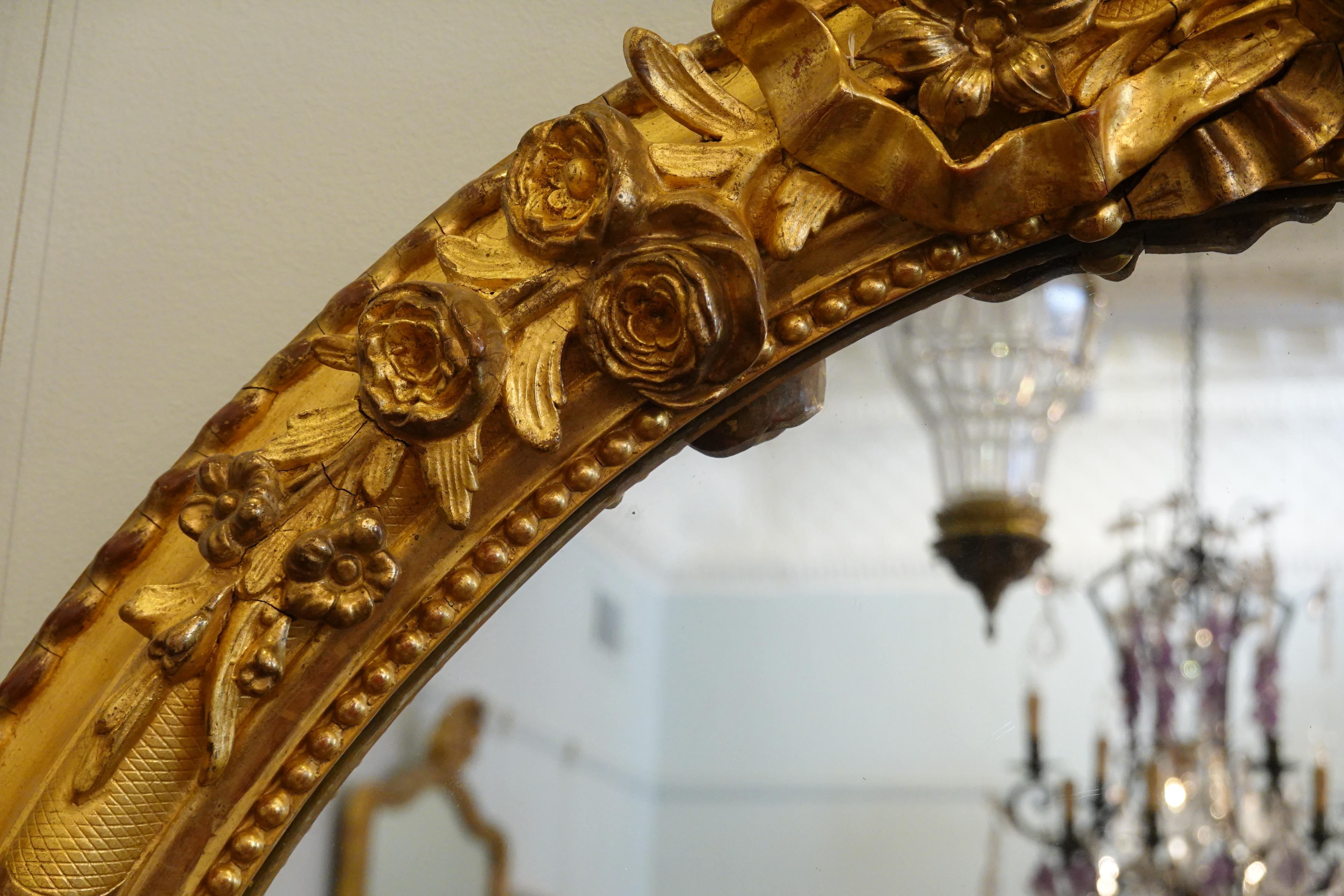 Miroir en bois doré de style Louis XVI français avec grand cartouche en arc sculpté en vente 2