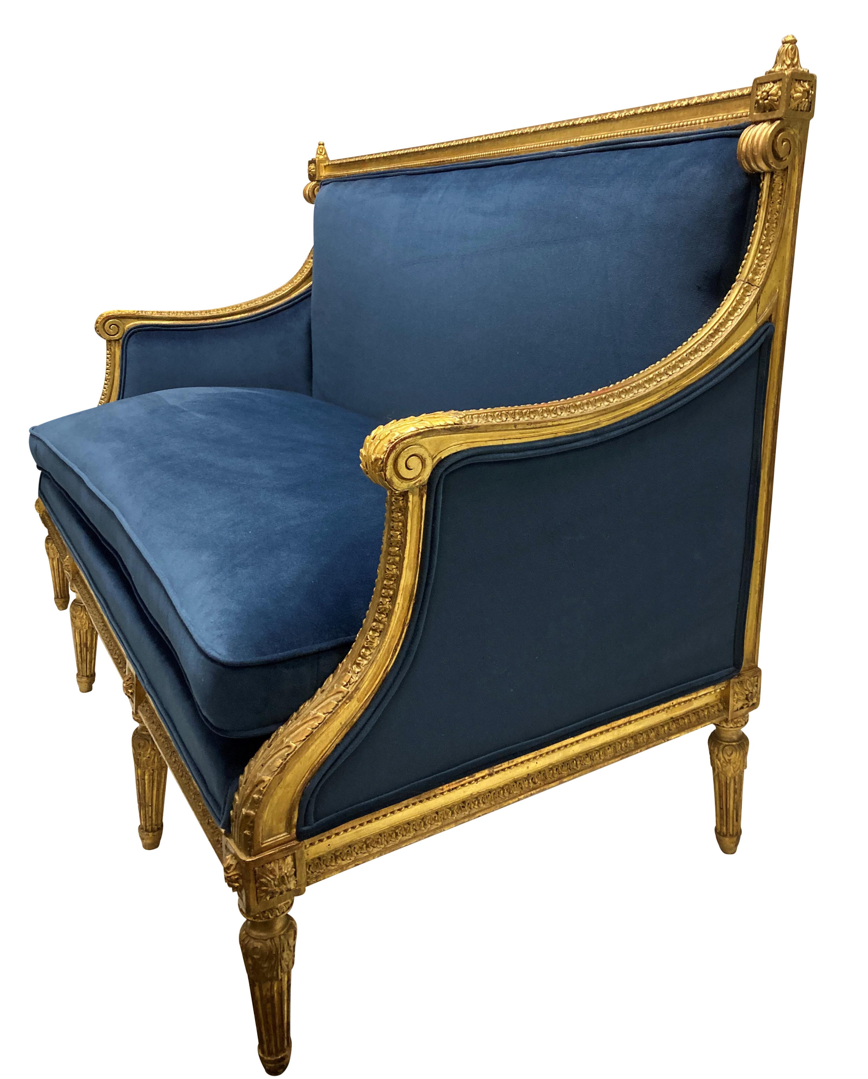 Français Settee française de style Louis XVI en bois doré en velours bleu en vente