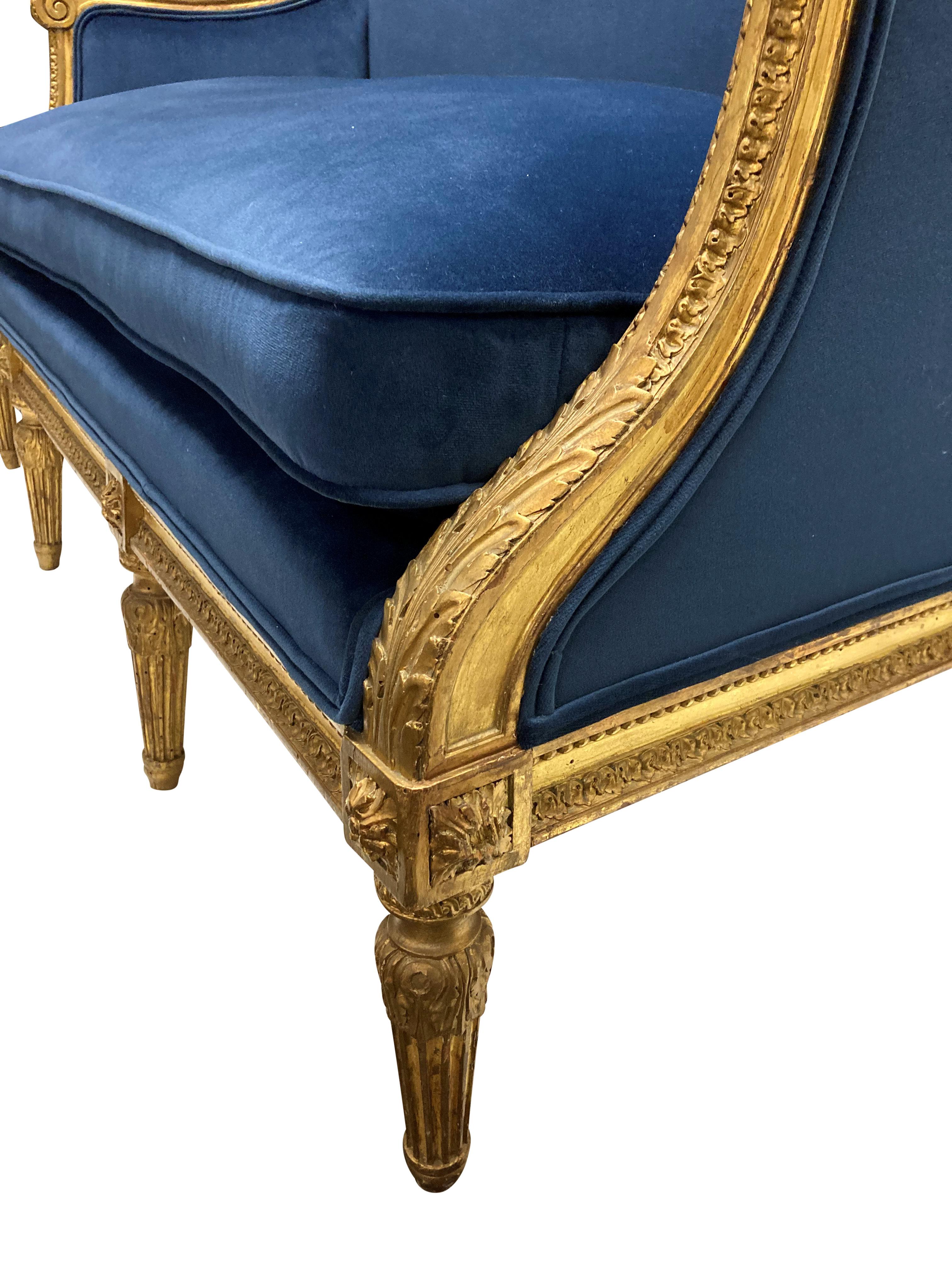 Settee française de style Louis XVI en bois doré en velours bleu Bon état - En vente à London, GB