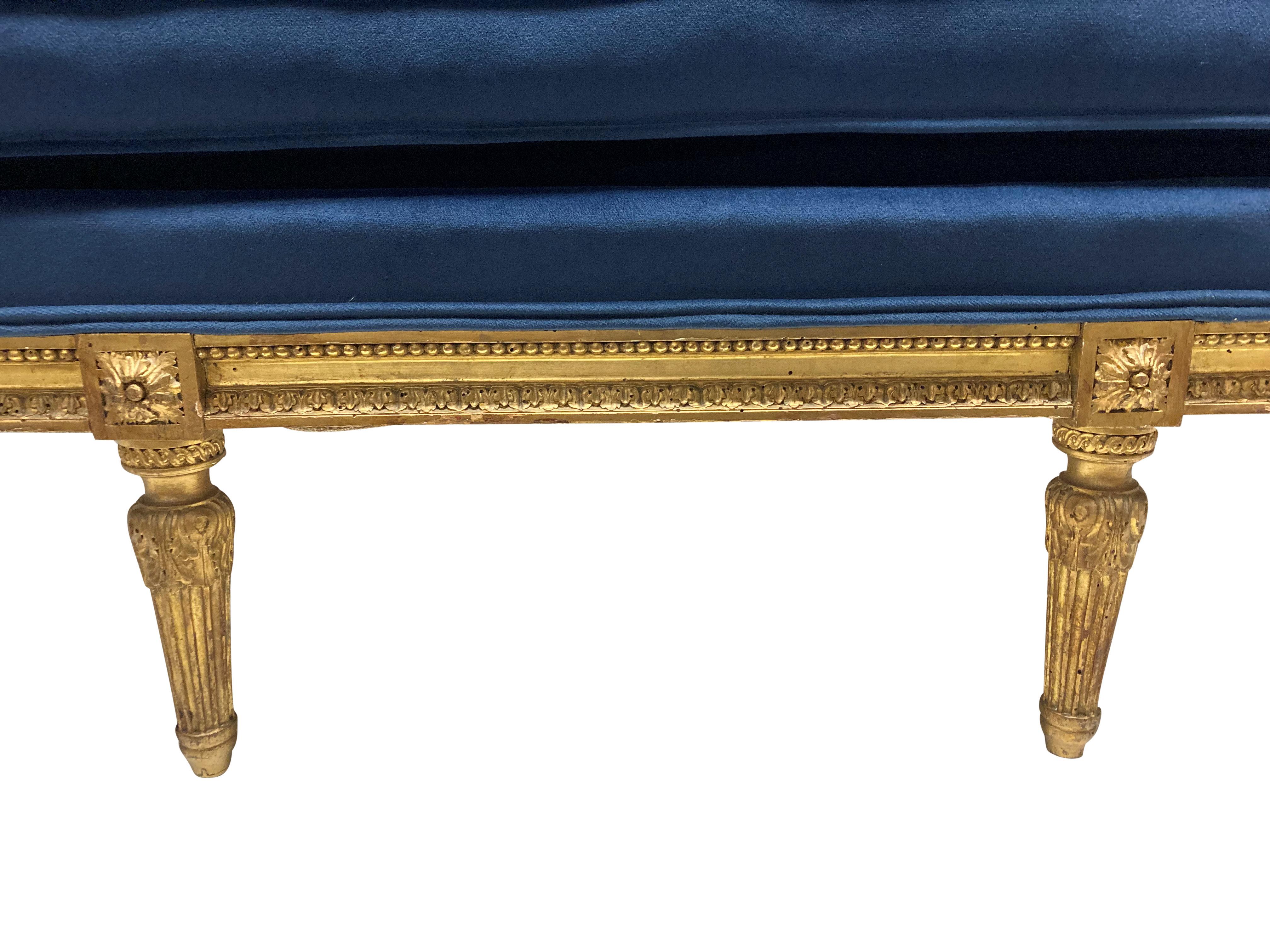 XIXe siècle Settee française de style Louis XVI en bois doré en velours bleu en vente