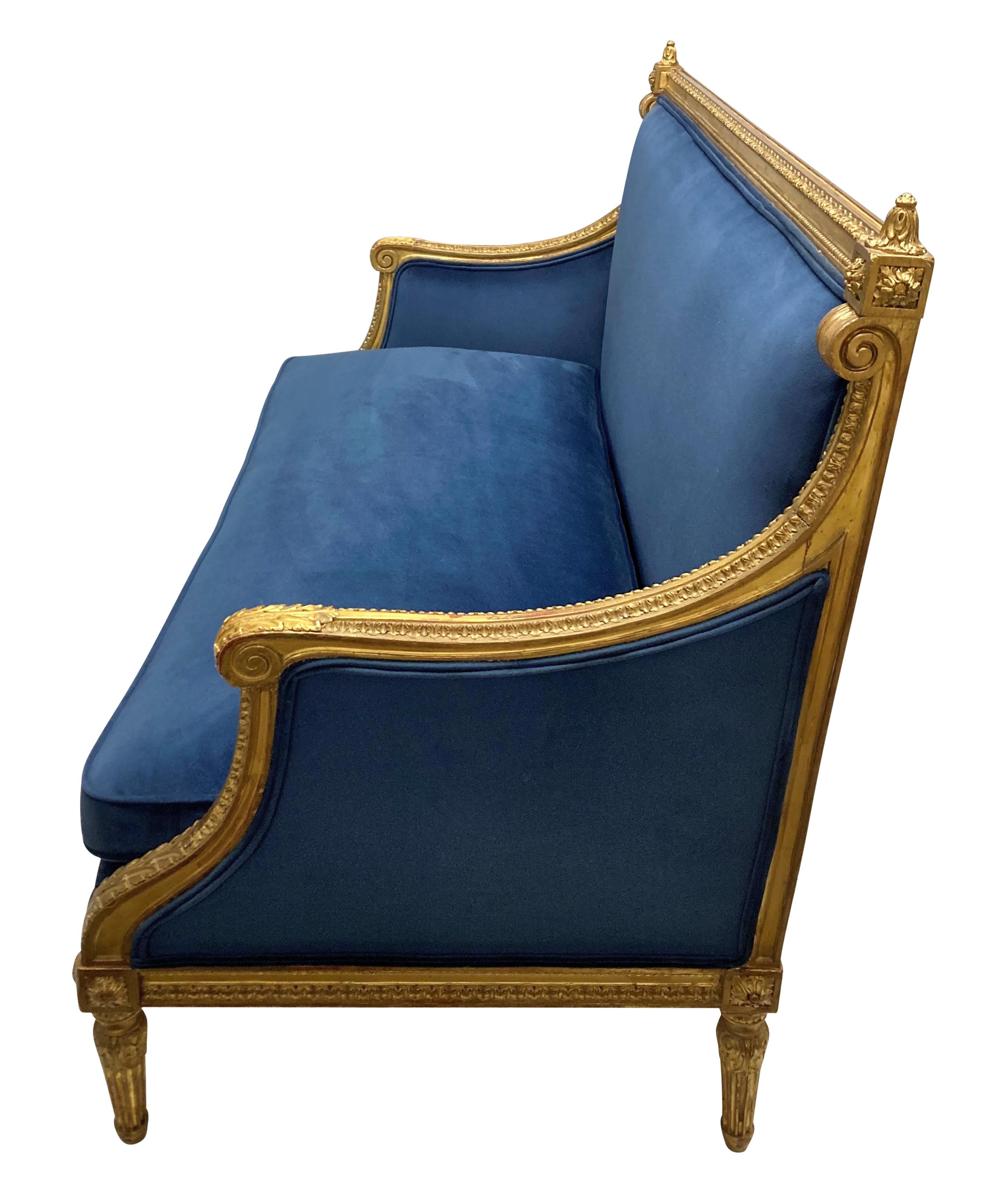 Bois doré Settee française de style Louis XVI en bois doré en velours bleu en vente