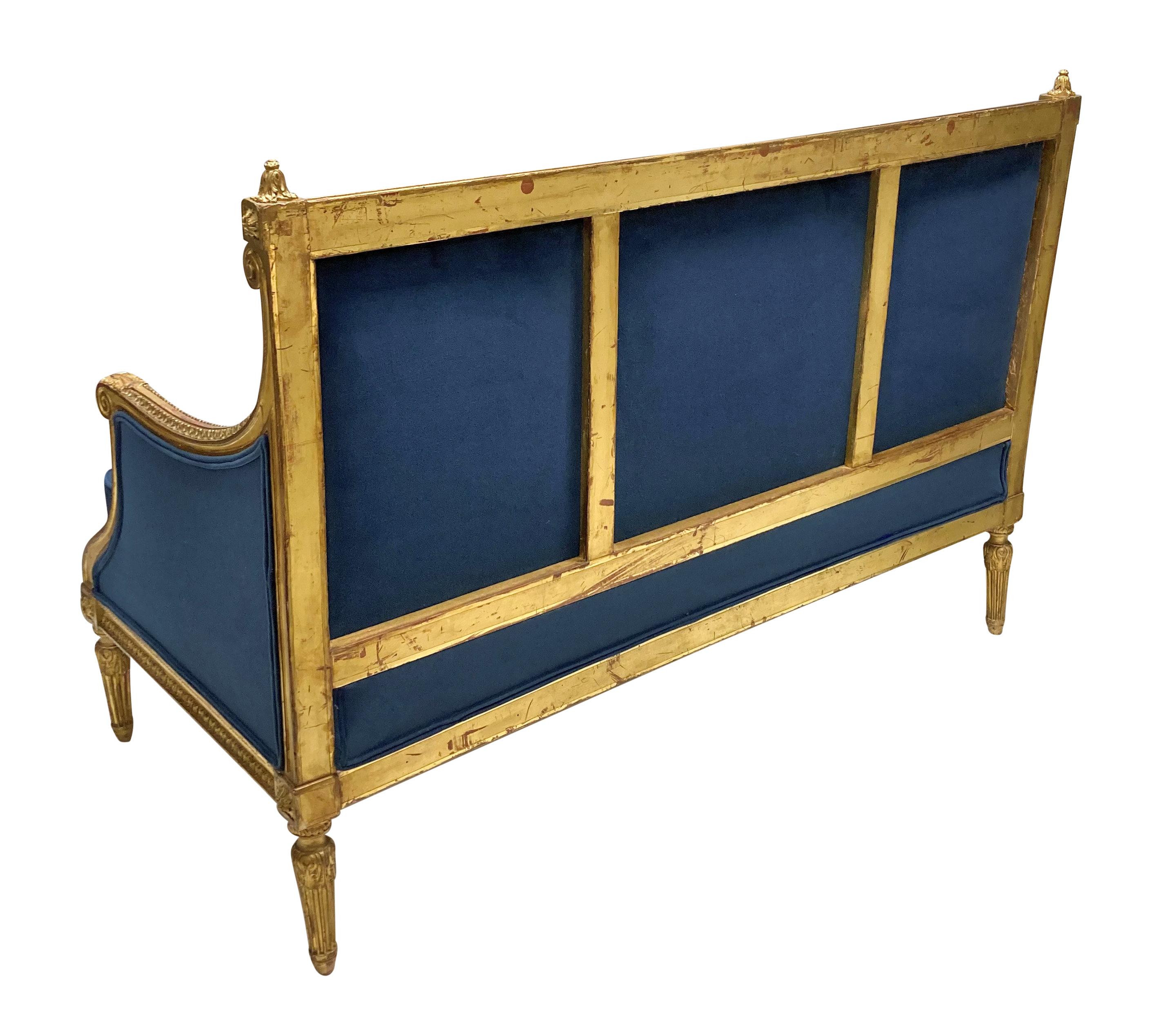 Settee française de style Louis XVI en bois doré en velours bleu en vente 1