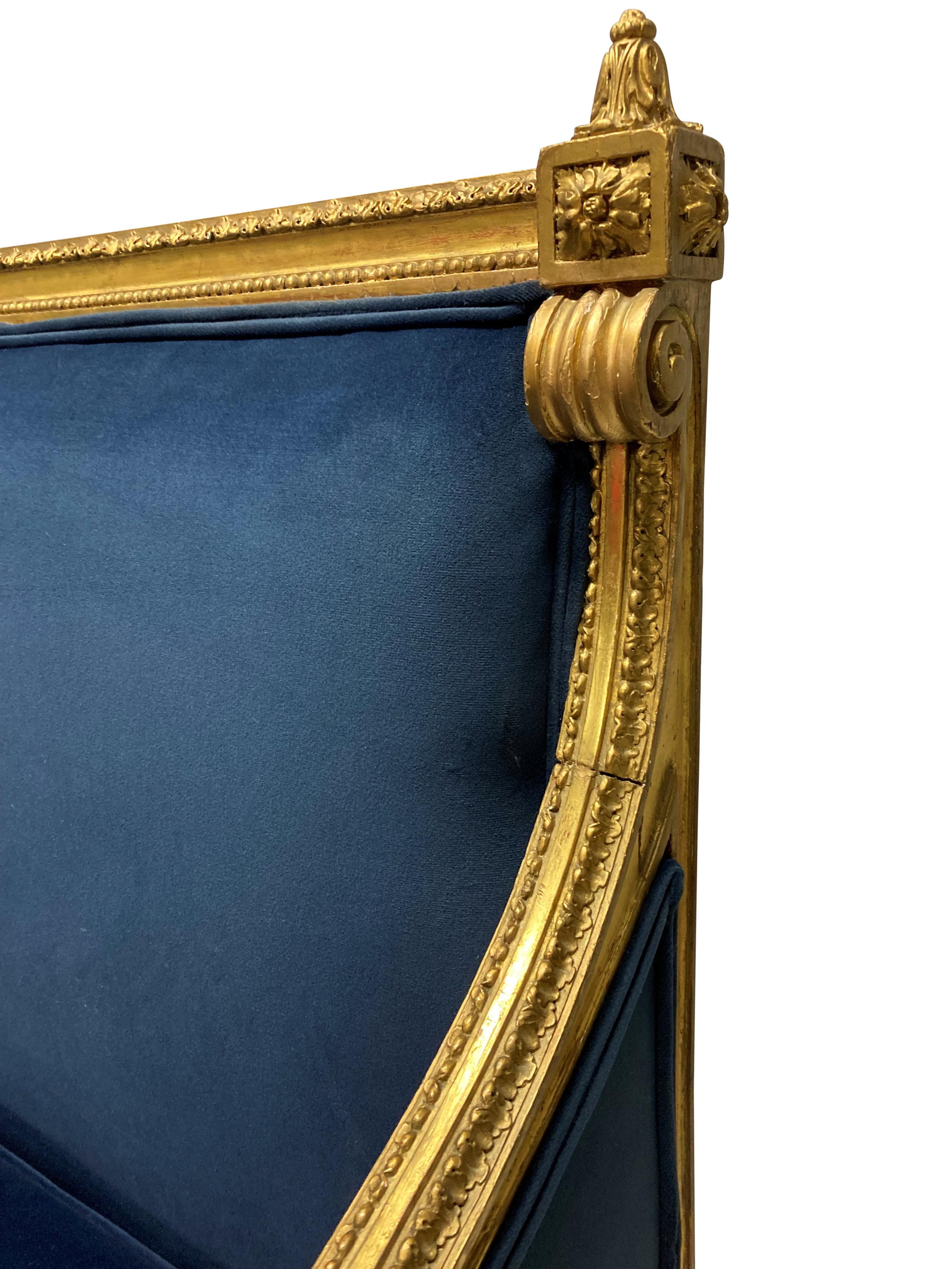 Settee française de style Louis XVI en bois doré en velours bleu en vente 2