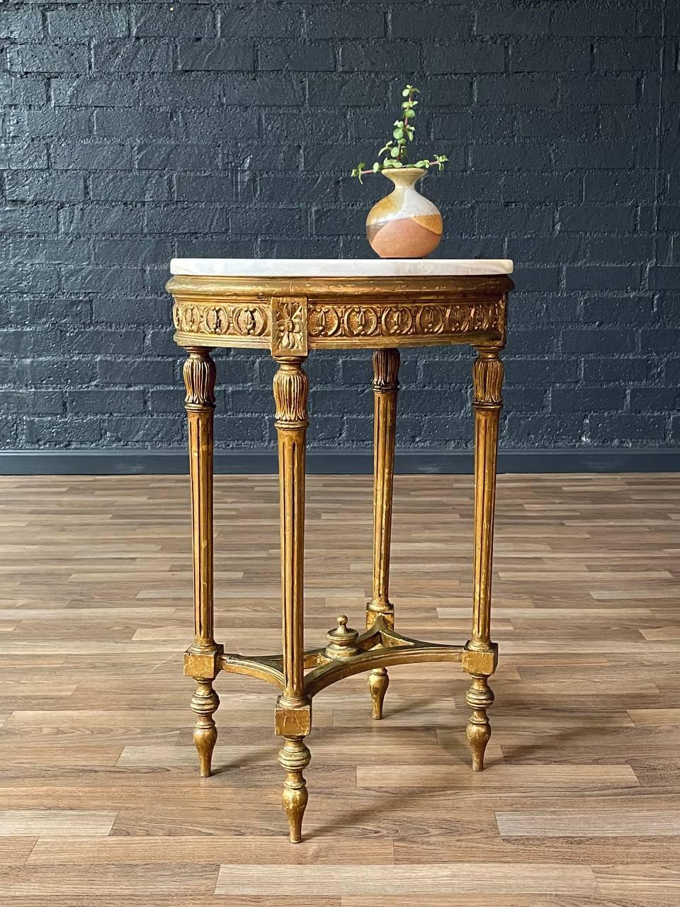 Französischer Louis XVI Stil Giltwood Beistelltisch mit ovaler Onyxplatte (Louis XVI.) im Angebot