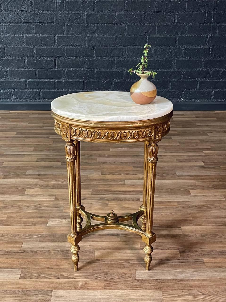 Französischer Louis XVI Stil Giltwood Beistelltisch mit ovaler Onyxplatte im Zustand „Gut“ im Angebot in Los Angeles, CA