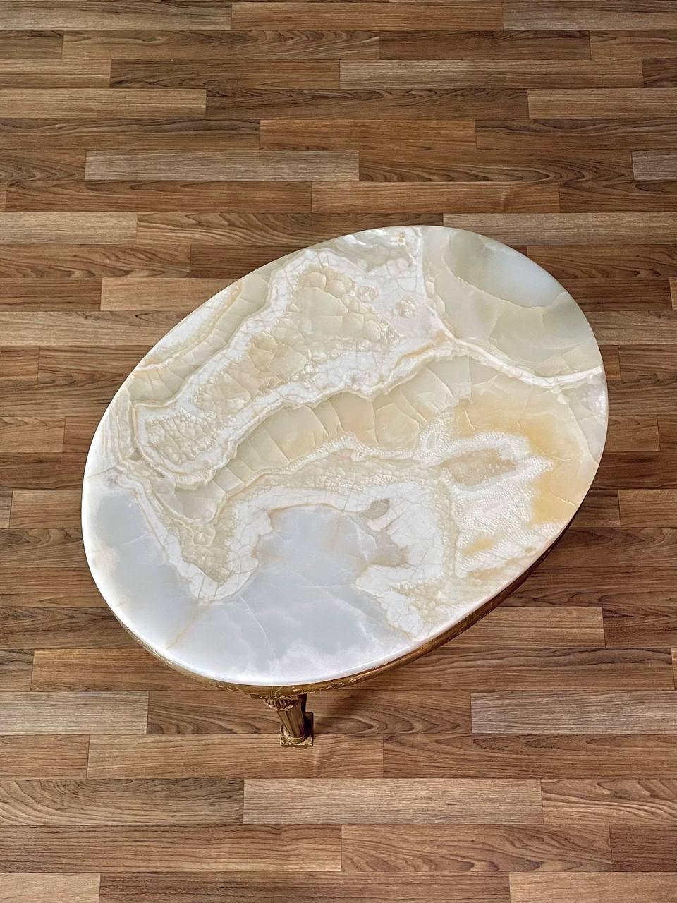 Französischer Louis XVI Stil Giltwood Beistelltisch mit ovaler Onyxplatte (Mitte des 20. Jahrhunderts) im Angebot