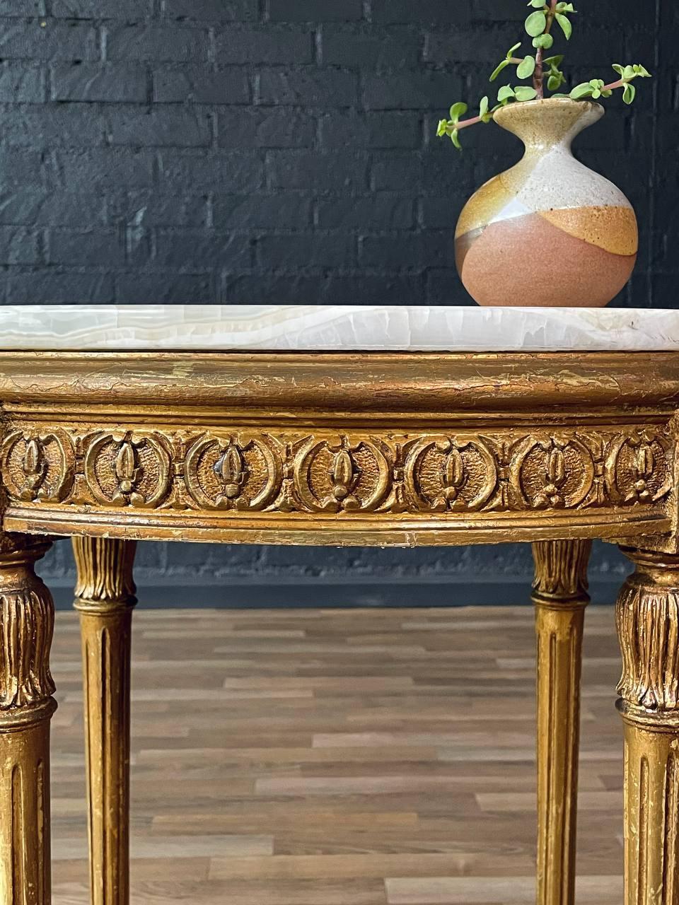 Französischer Louis XVI Stil Giltwood Beistelltisch mit ovaler Onyxplatte im Angebot 1