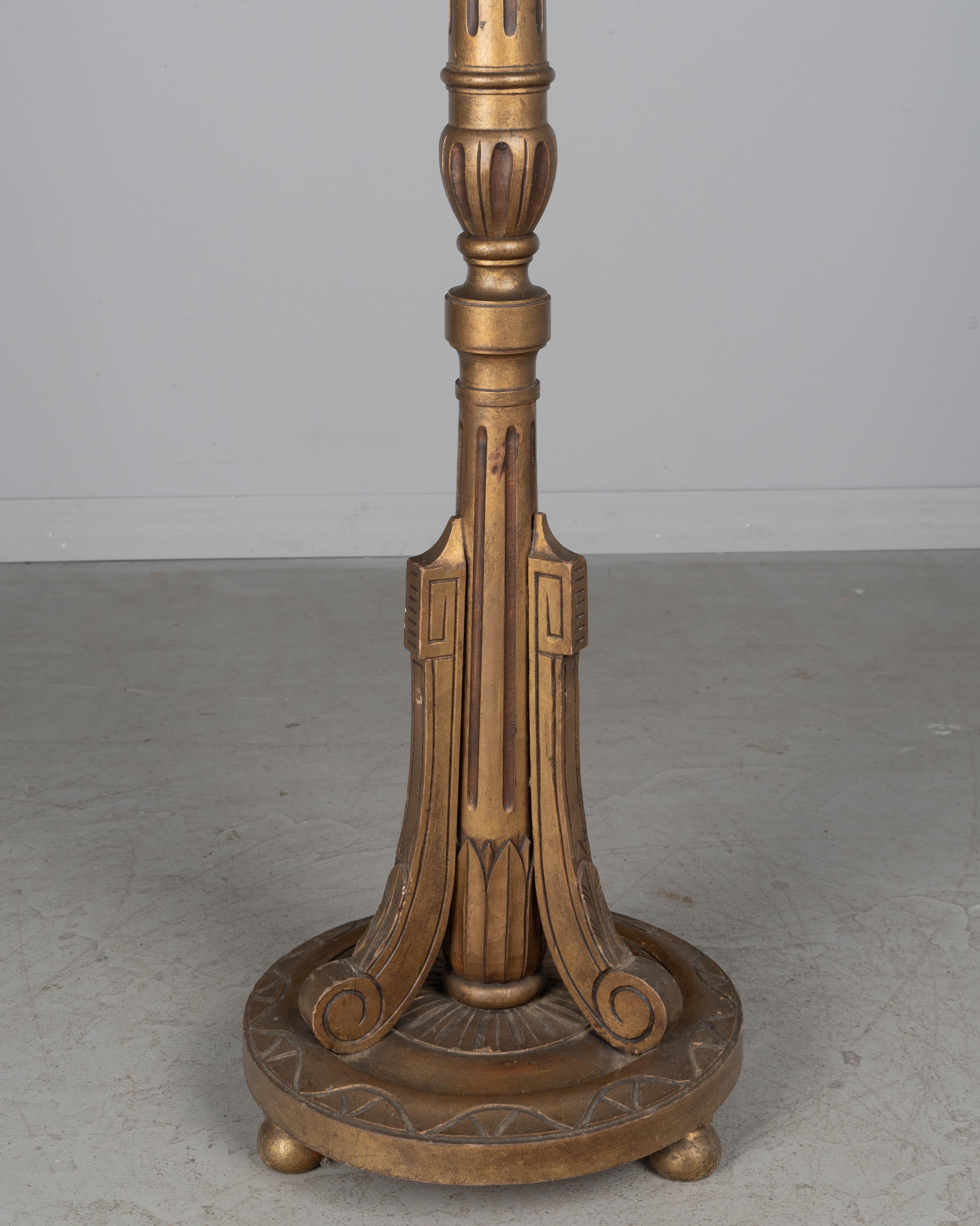 Lámpara de pie antorcha francesa de madera dorada estilo Luis XVI en venta 3