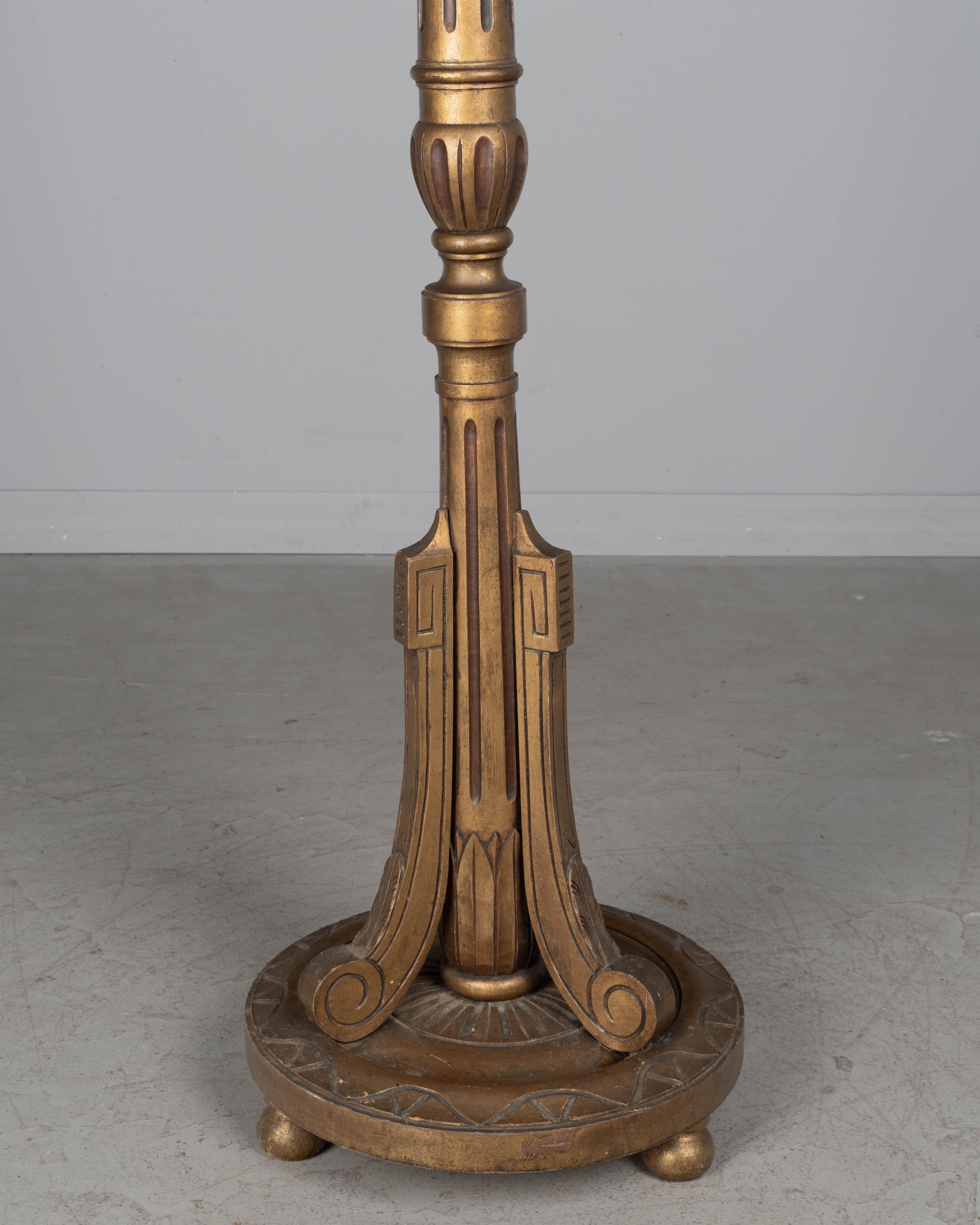 Lámpara de pie antorcha francesa de madera dorada estilo Luis XVI en venta 4