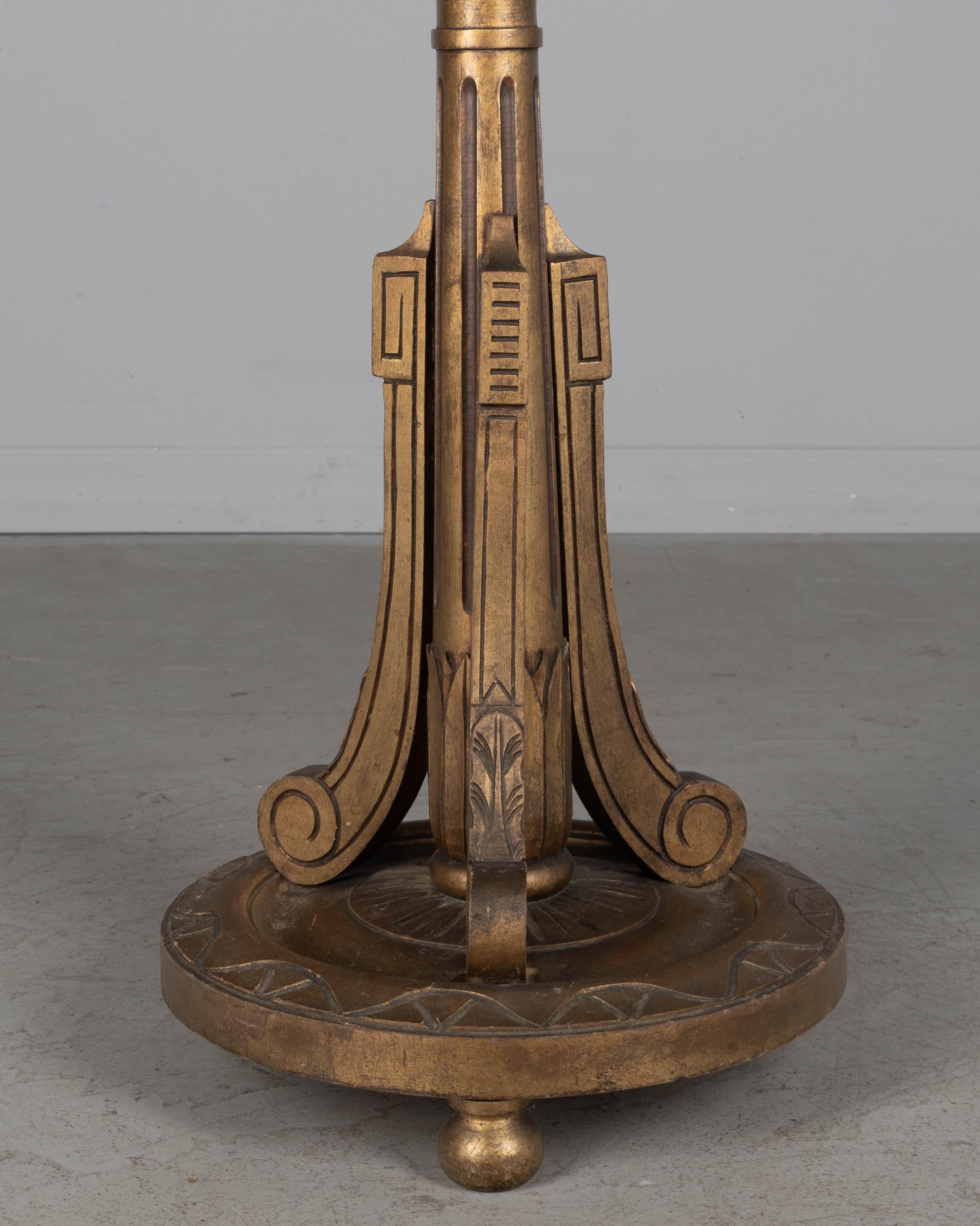 Lámpara de pie antorcha francesa de madera dorada estilo Luis XVI en venta 5