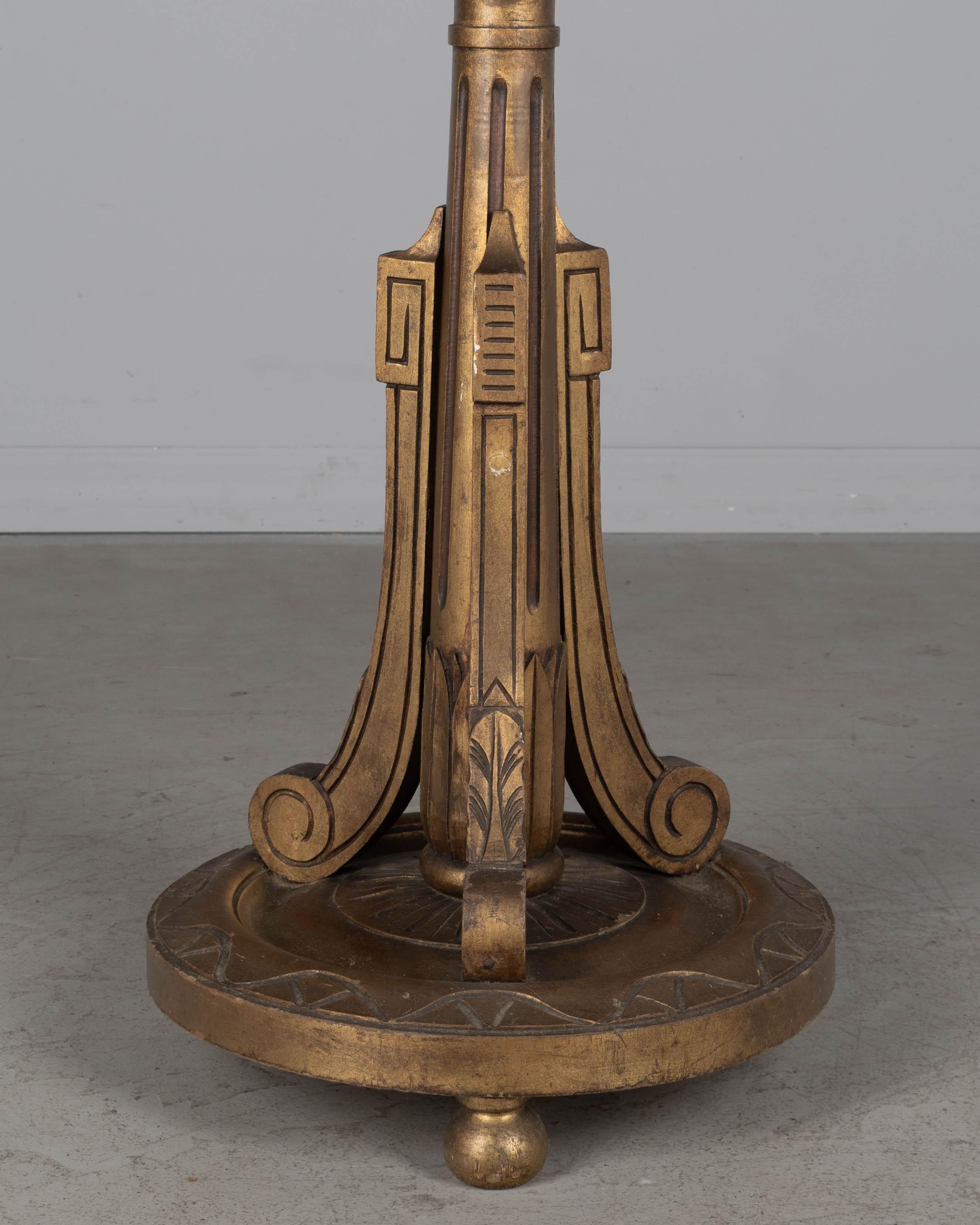 Lámpara de pie antorcha francesa de madera dorada estilo Luis XVI en venta 6