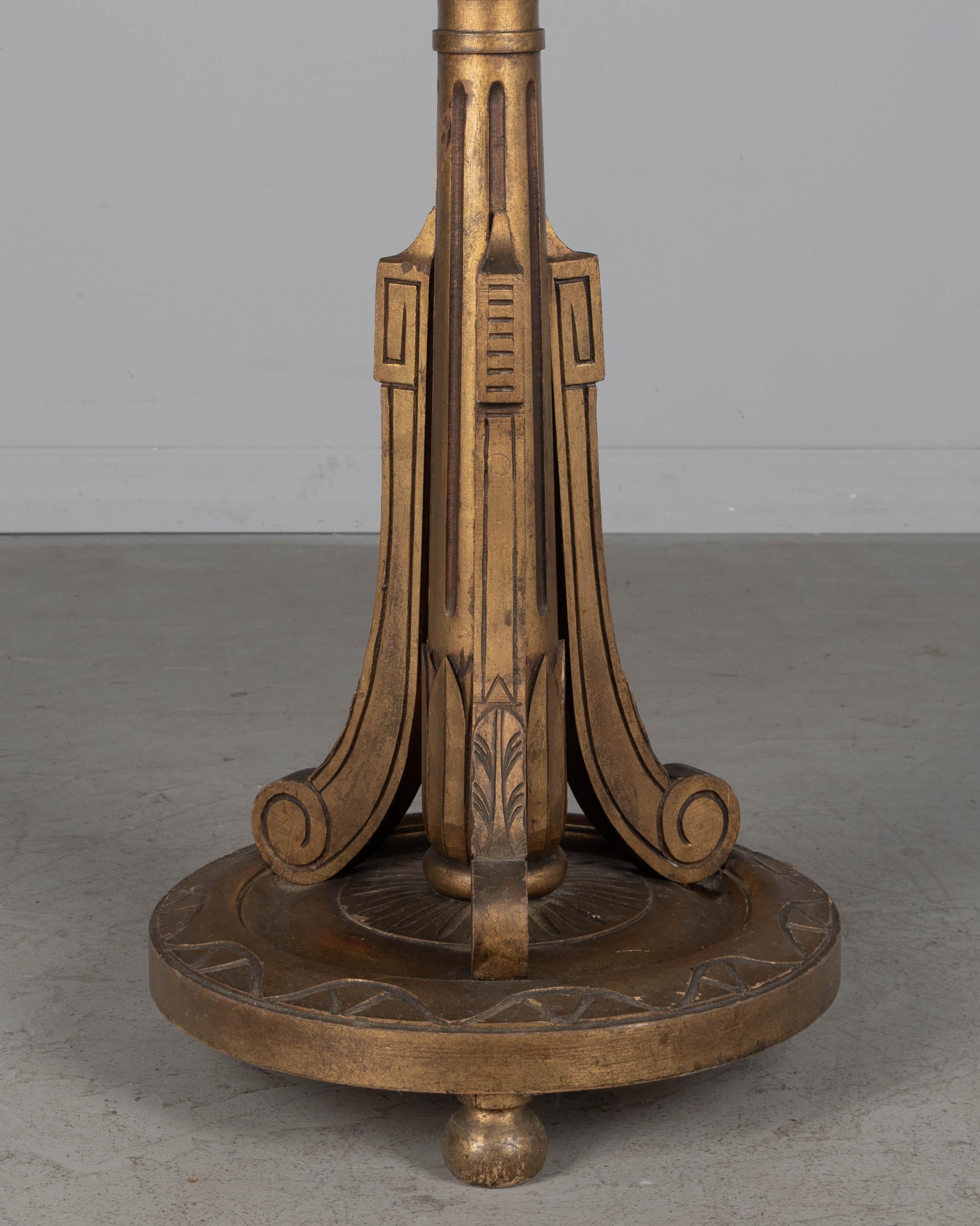 Lámpara de pie antorcha francesa de madera dorada estilo Luis XVI en venta 7