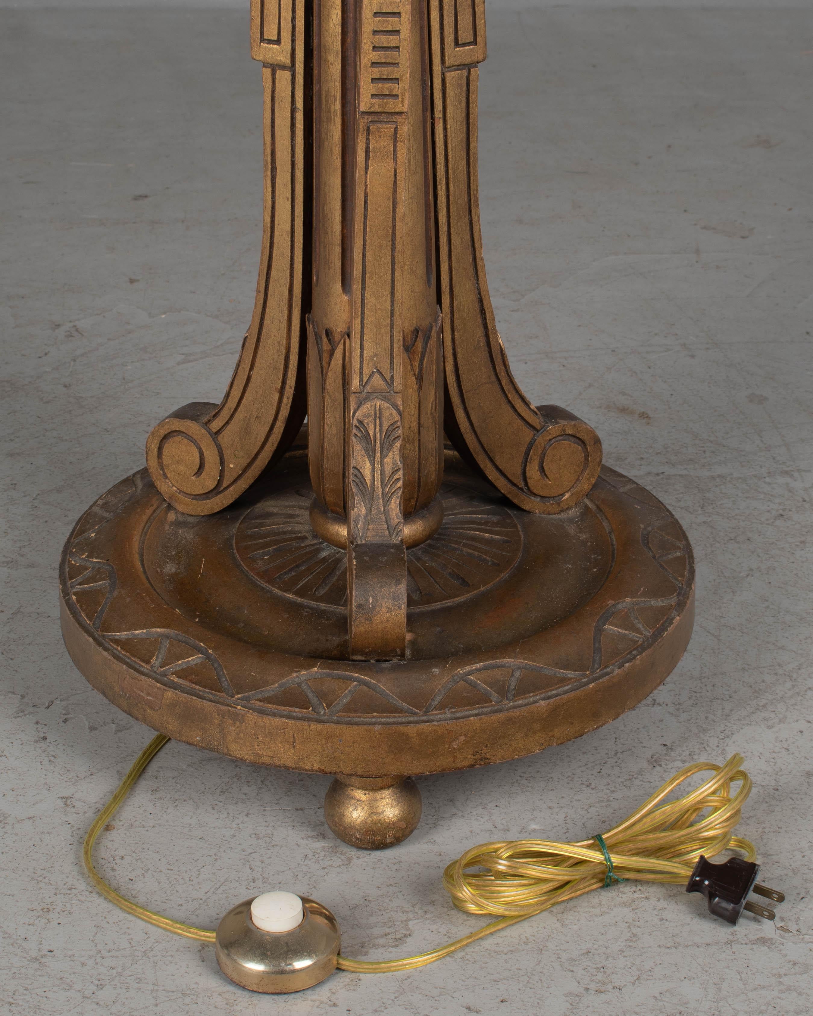 Lámpara de pie antorcha francesa de madera dorada estilo Luis XVI en venta 8