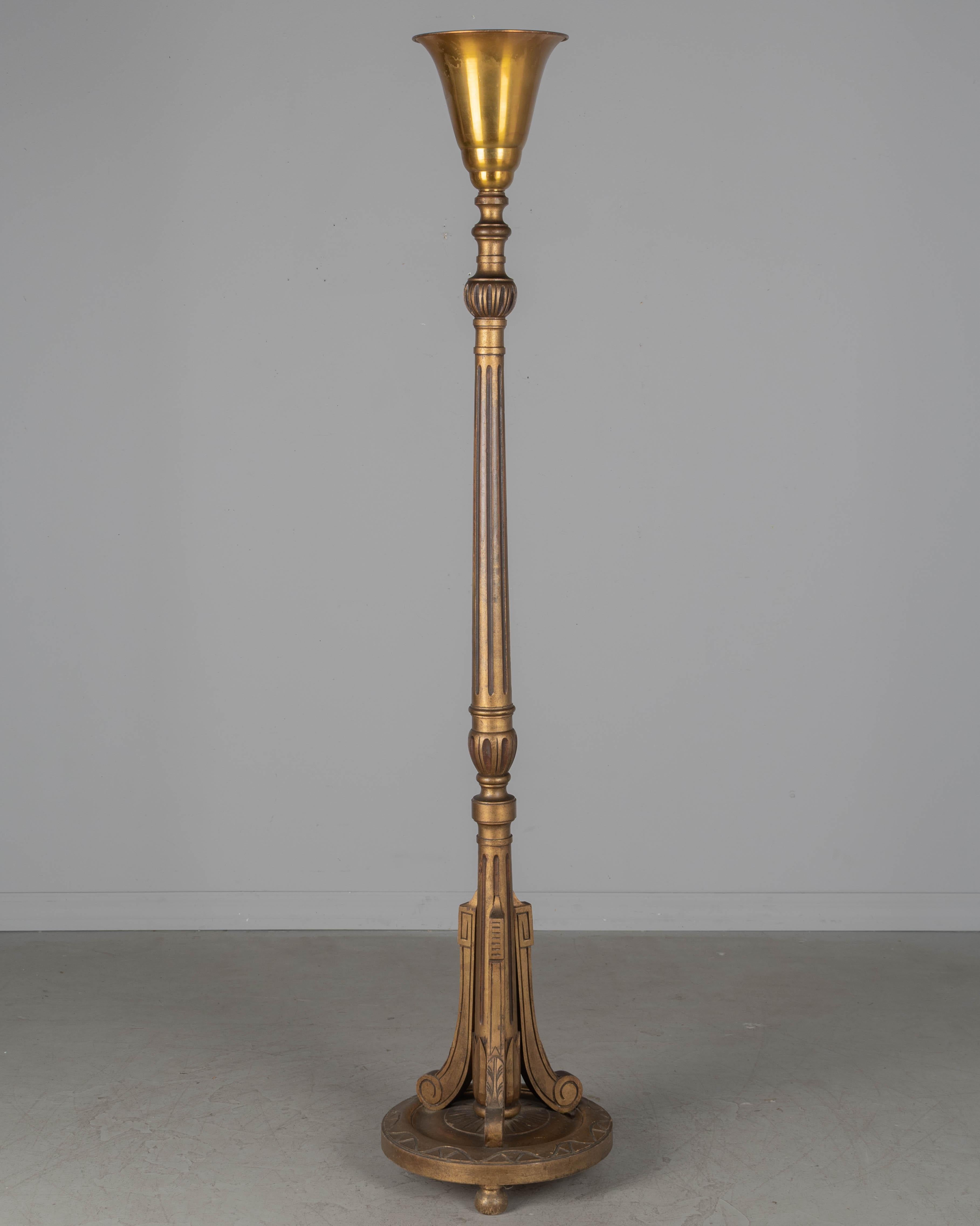Lámpara de pie de estilo Luis XVI francés del siglo XIX, de madera dorada. Mástil torneado con pátina envejecida oscura y pantalla de luz ascendente de tôle brillante. Recableado con cable nuevo. Circa 1890-1900.
Dimensiones: 16