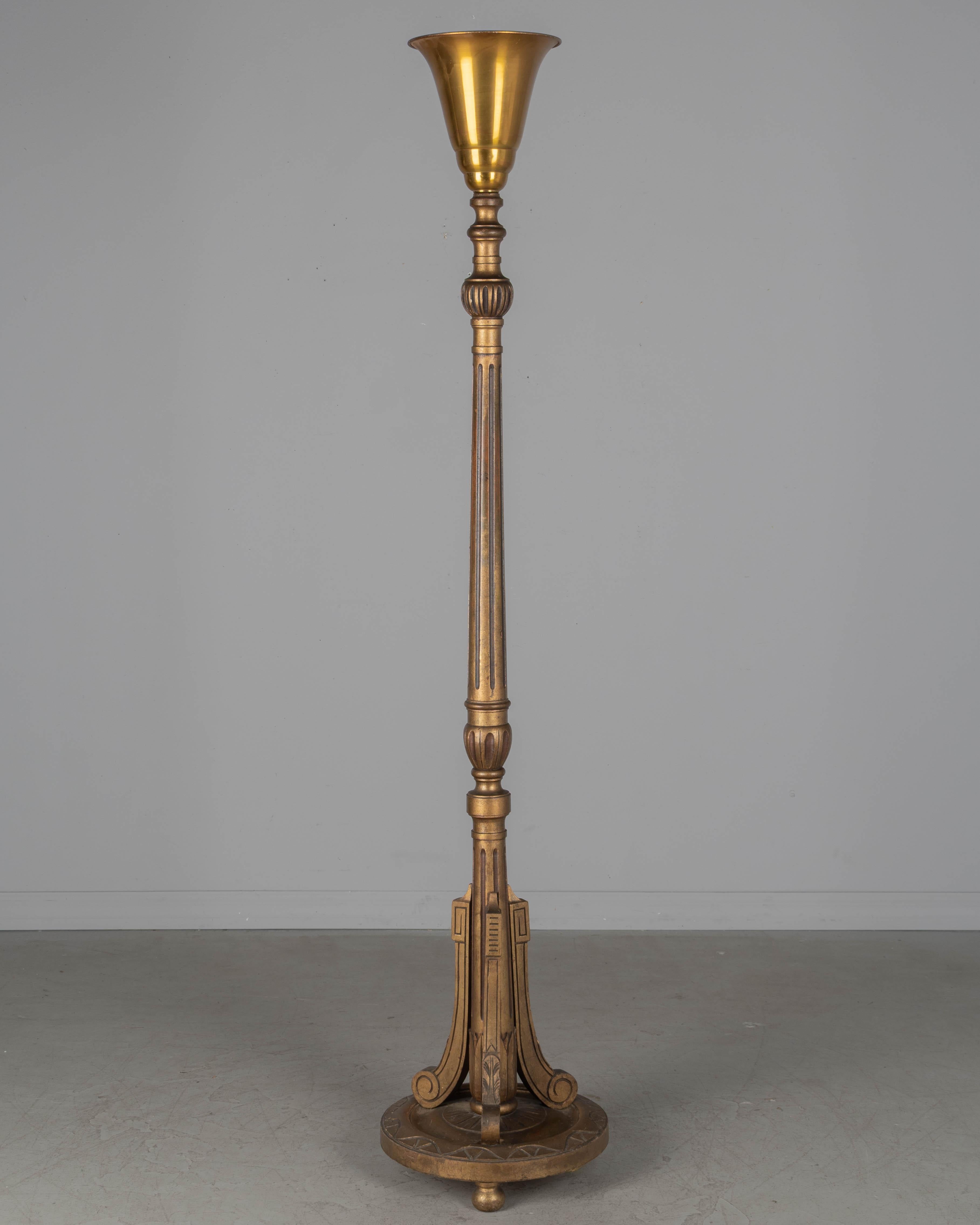 Lámpara de pie antorcha francesa de madera dorada estilo Luis XVI Francés en venta