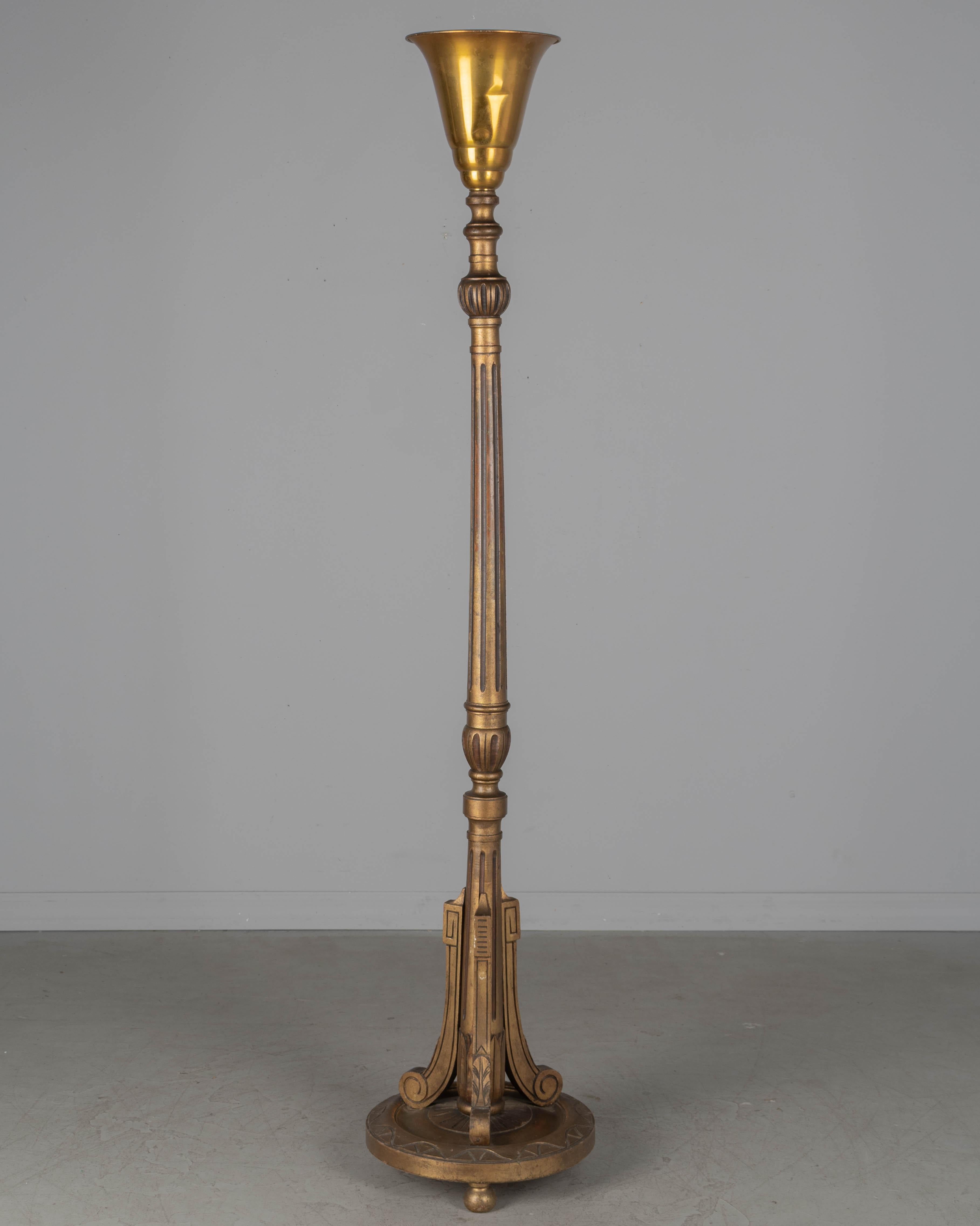 Lámpara de pie antorcha francesa de madera dorada estilo Luis XVI Hecho a mano en venta
