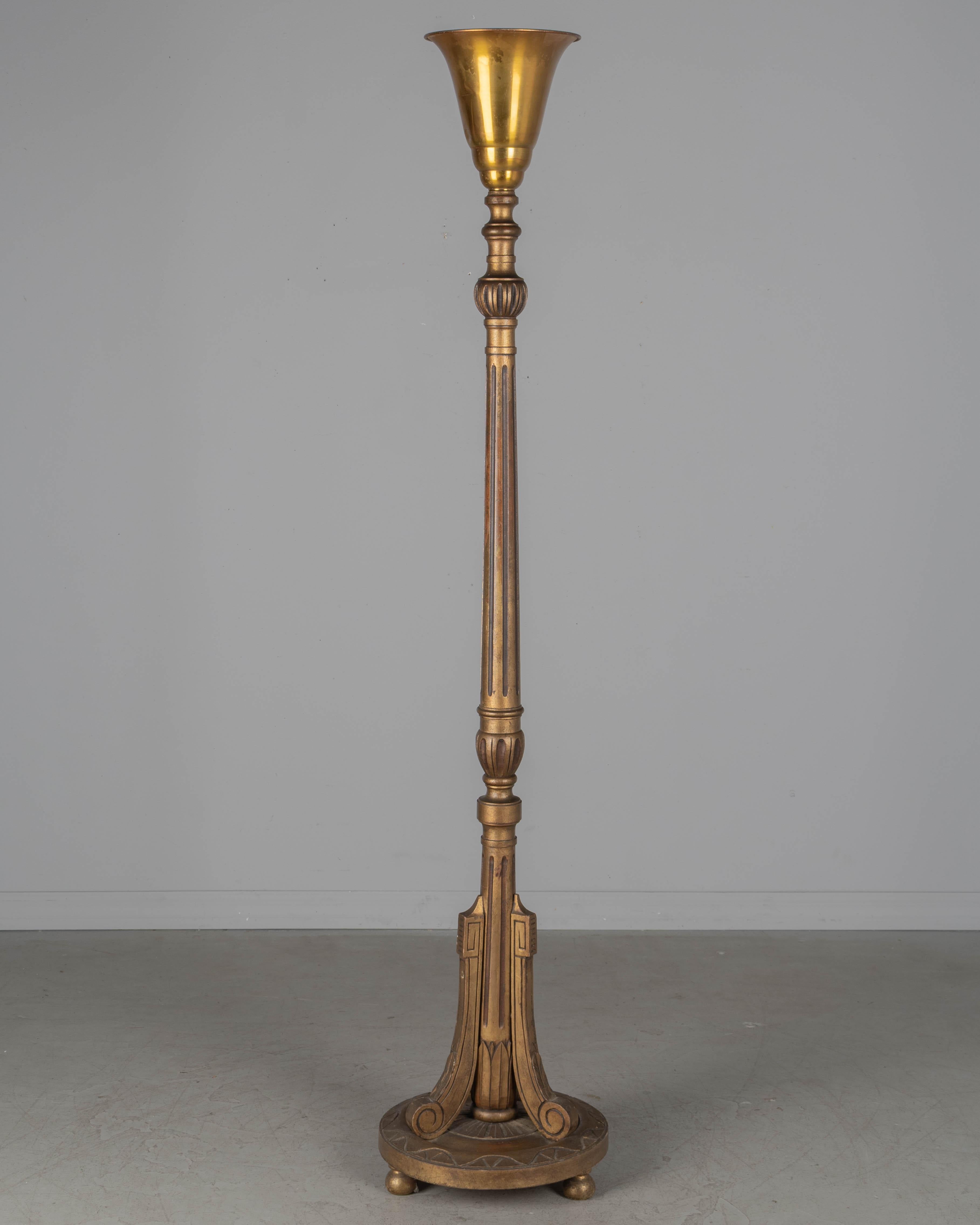 Lámpara de pie antorcha francesa de madera dorada estilo Luis XVI en Bueno estado para la venta en Winter Park, FL