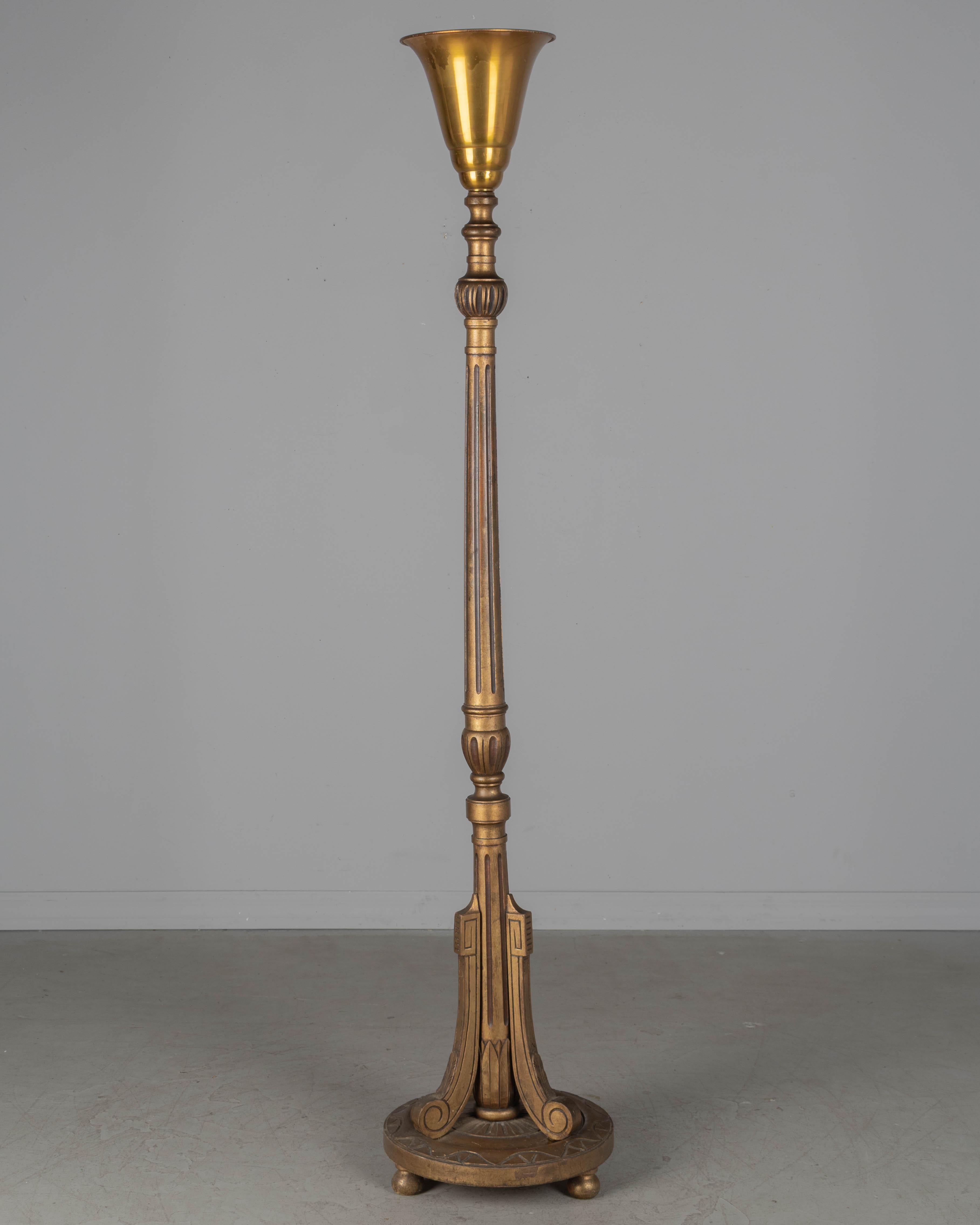 Lámpara de pie antorcha francesa de madera dorada estilo Luis XVI siglo XIX en venta