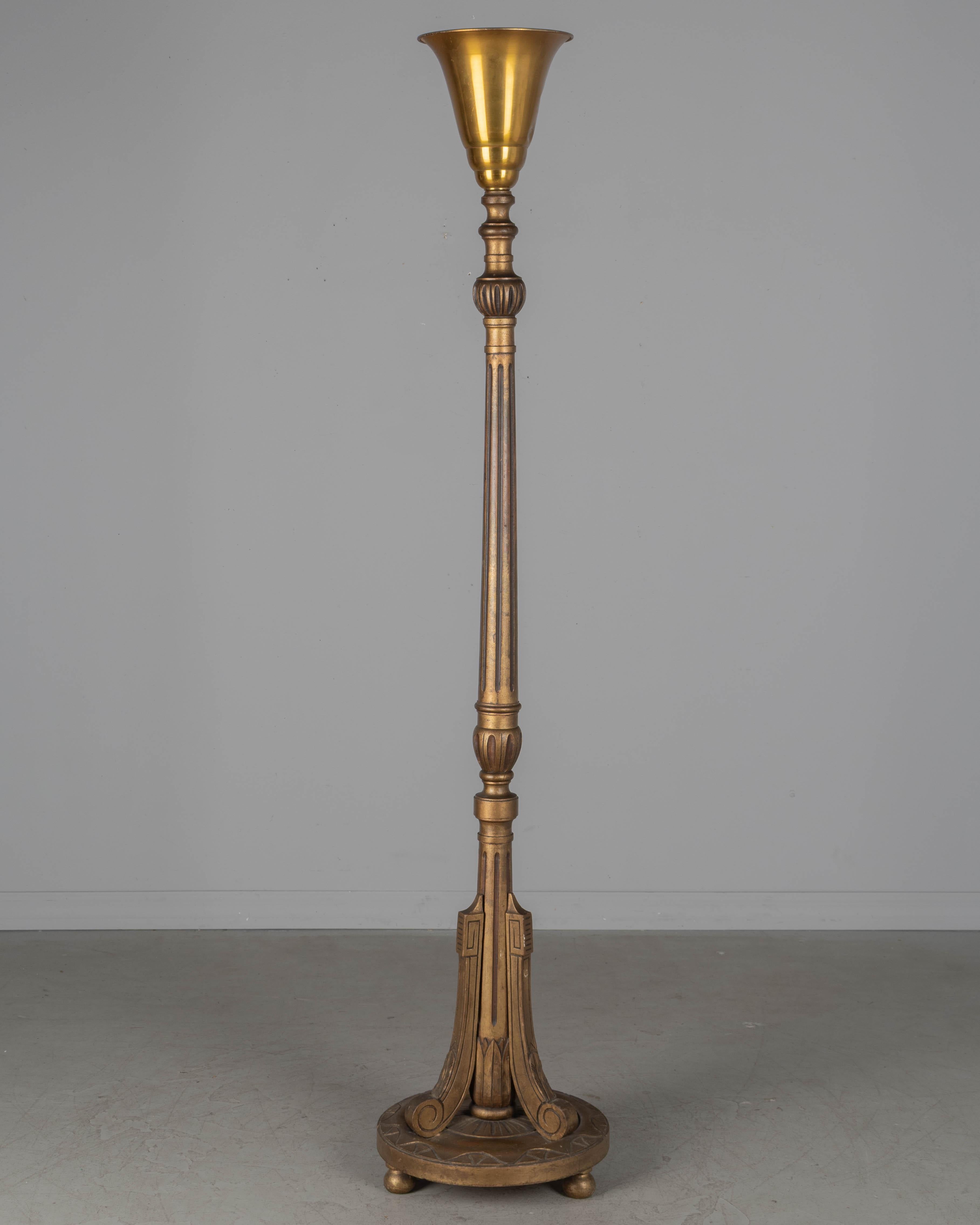 Lámpara de pie antorcha francesa de madera dorada estilo Luis XVI Madera dorada en venta