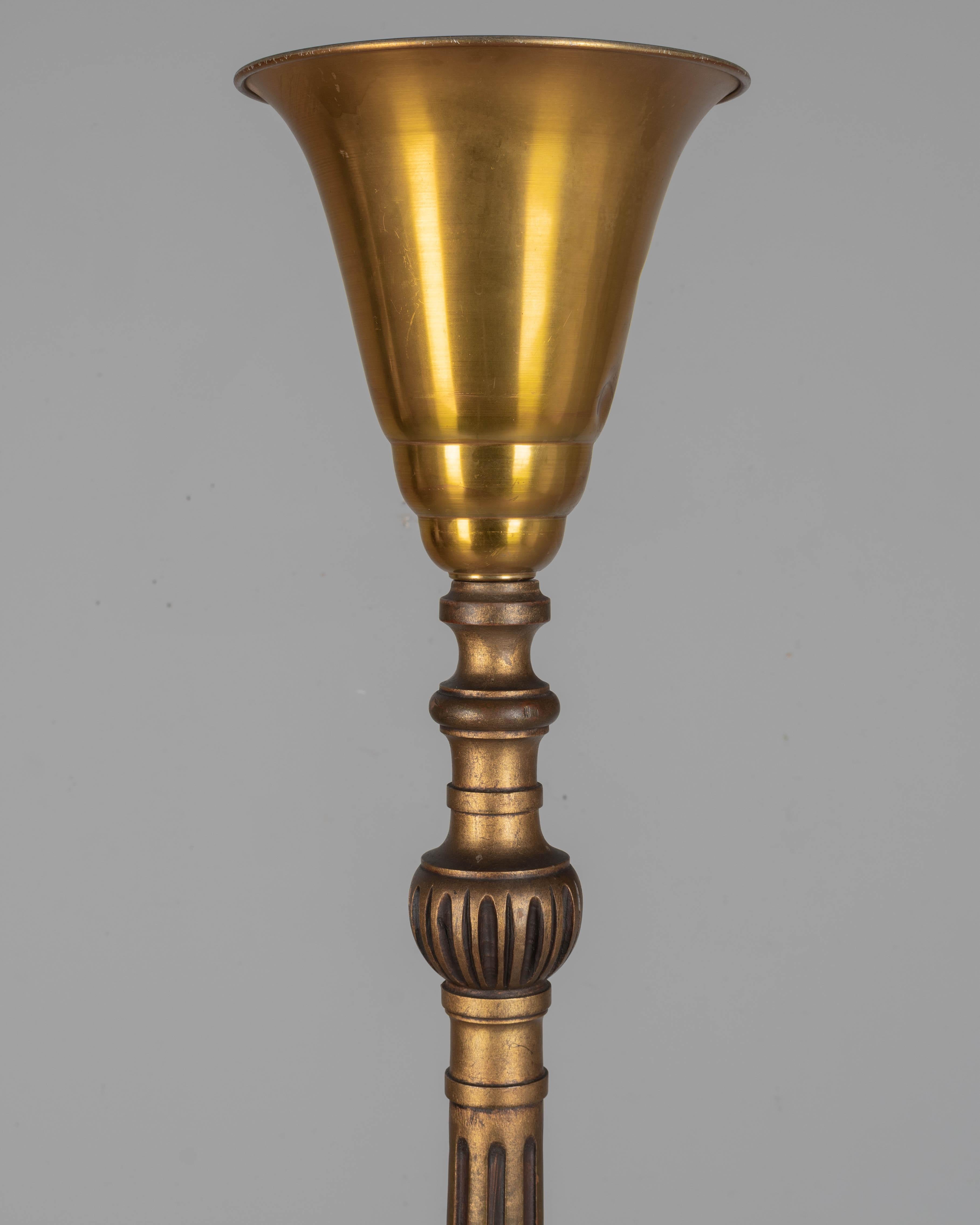 Lámpara de pie antorcha francesa de madera dorada estilo Luis XVI en venta 1
