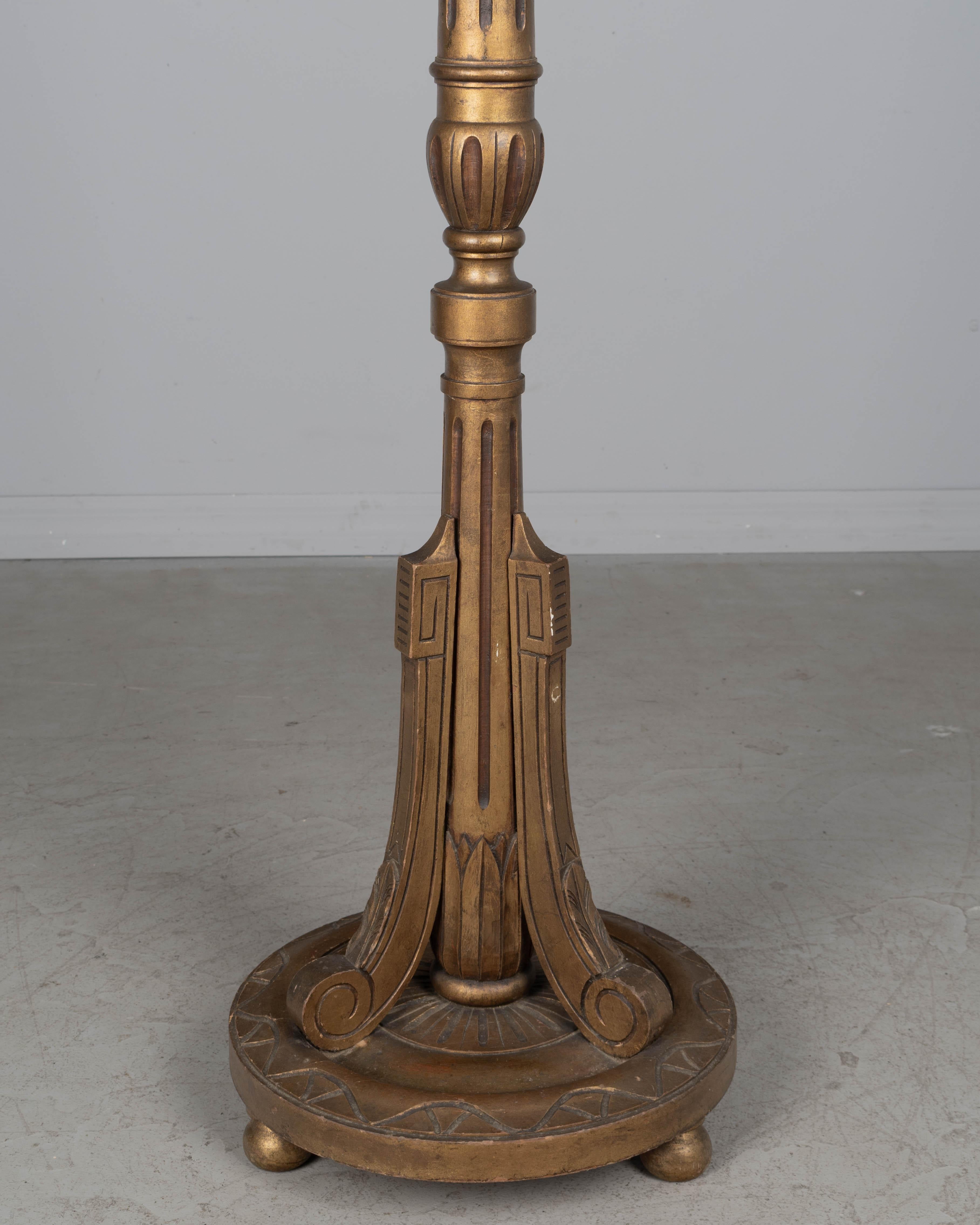 Lámpara de pie antorcha francesa de madera dorada estilo Luis XVI en venta 2