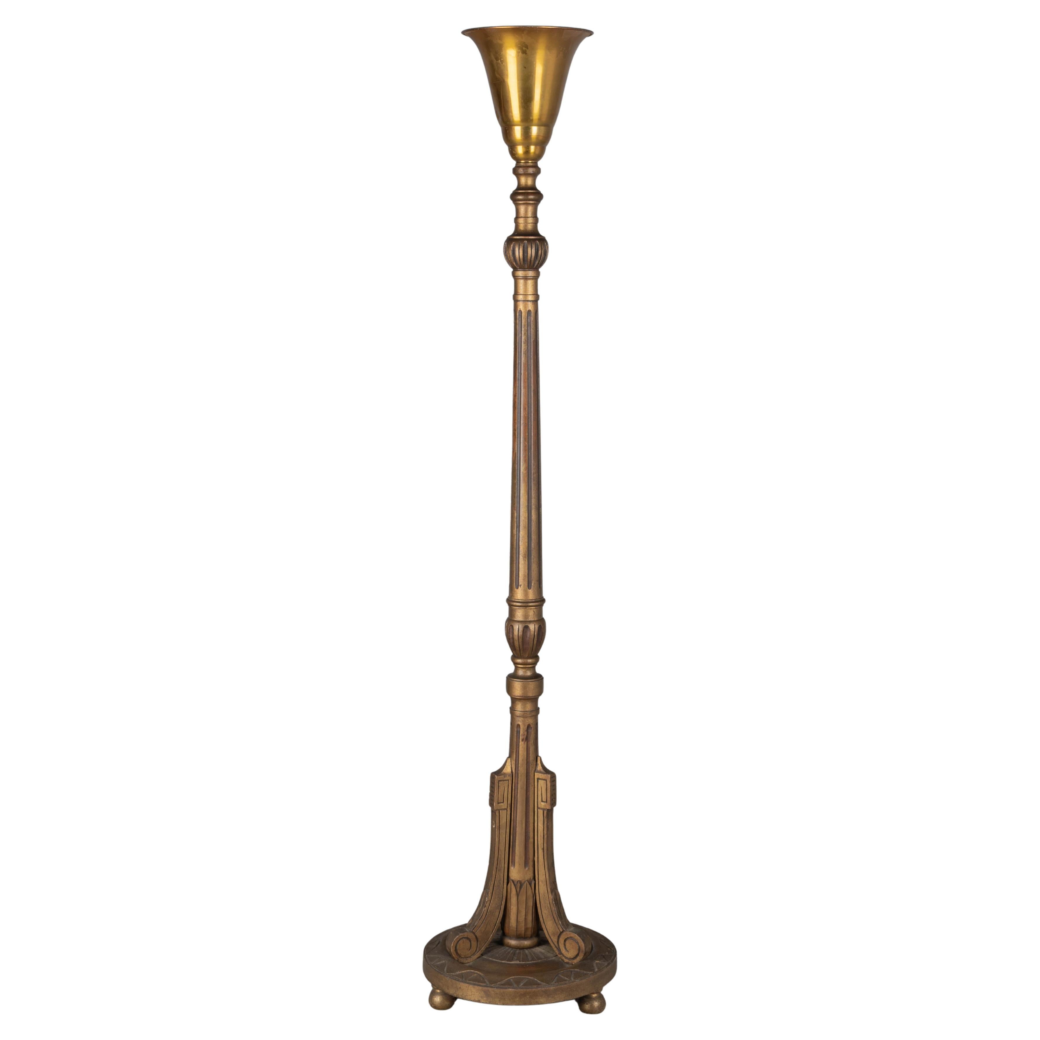 Lámpara de pie antorcha francesa de madera dorada estilo Luis XVI en venta