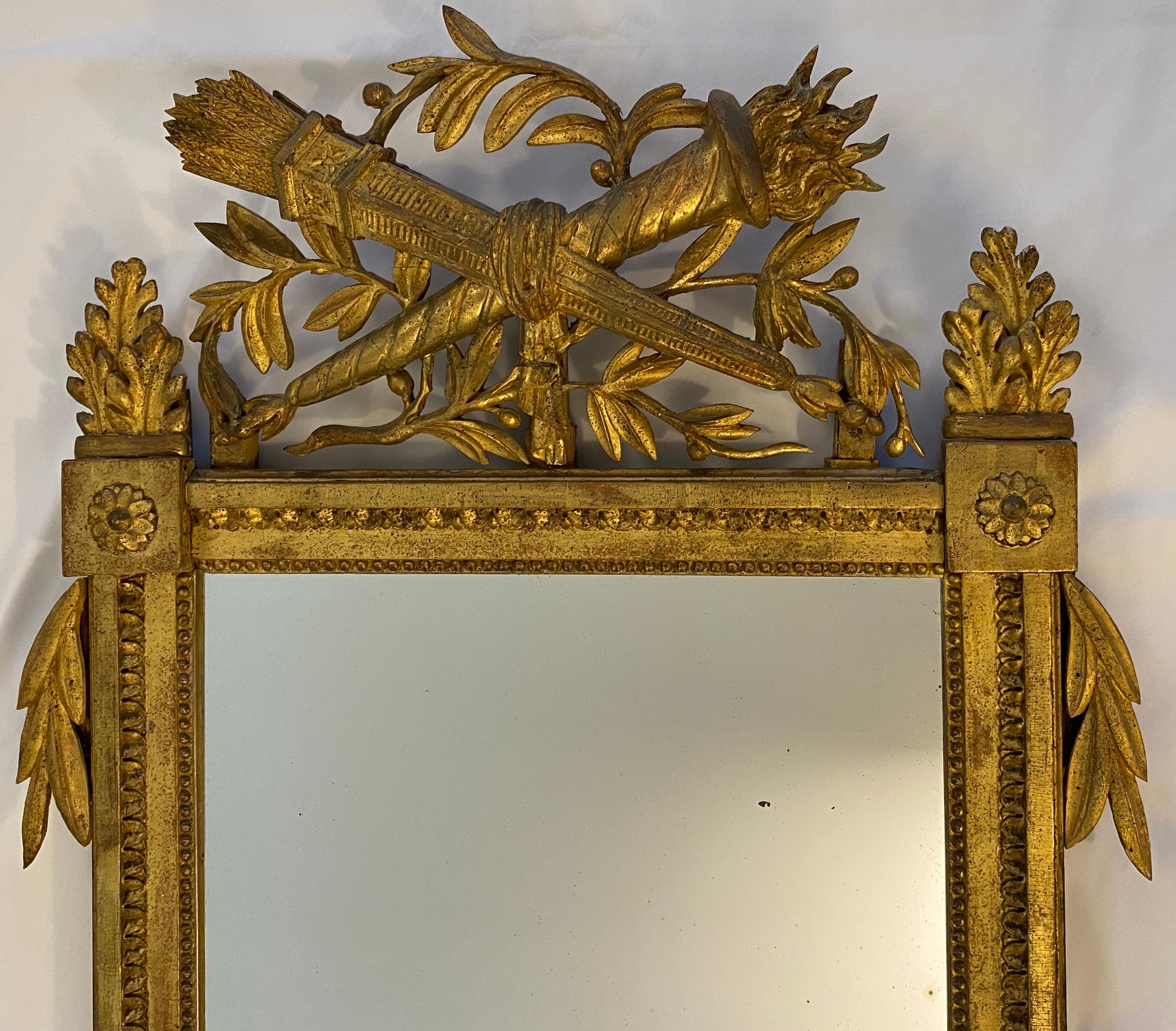 Français Miroir mural français de style Louis XVI en bois doré en vente