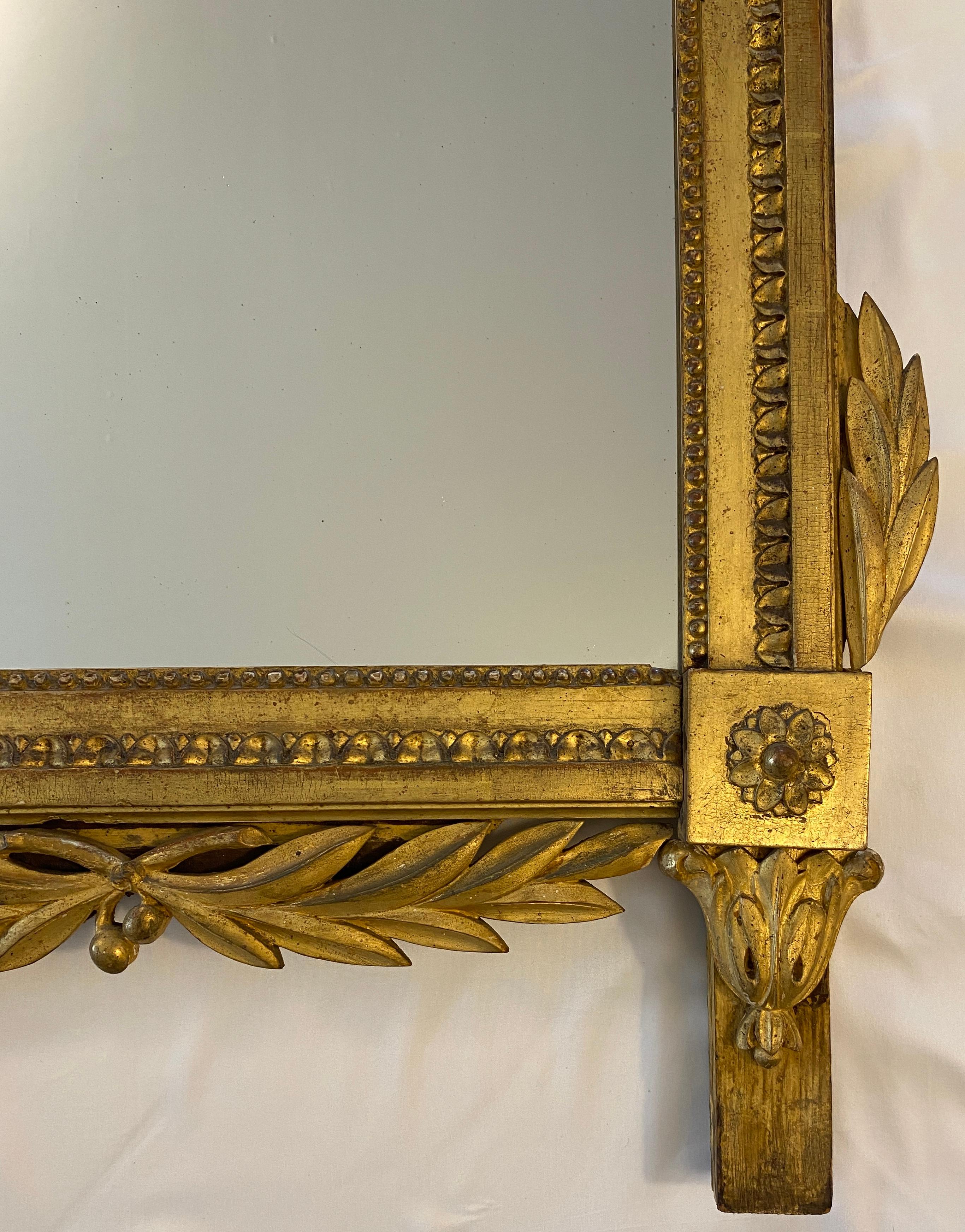 Sculpté à la main Miroir mural français de style Louis XVI en bois doré en vente