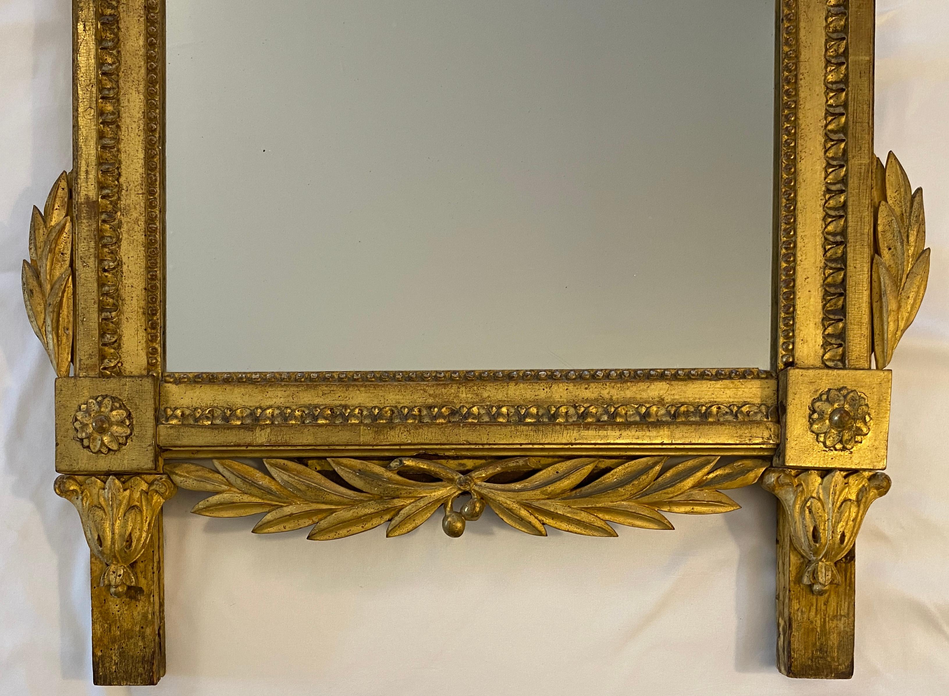 XIXe siècle Miroir mural français de style Louis XVI en bois doré en vente