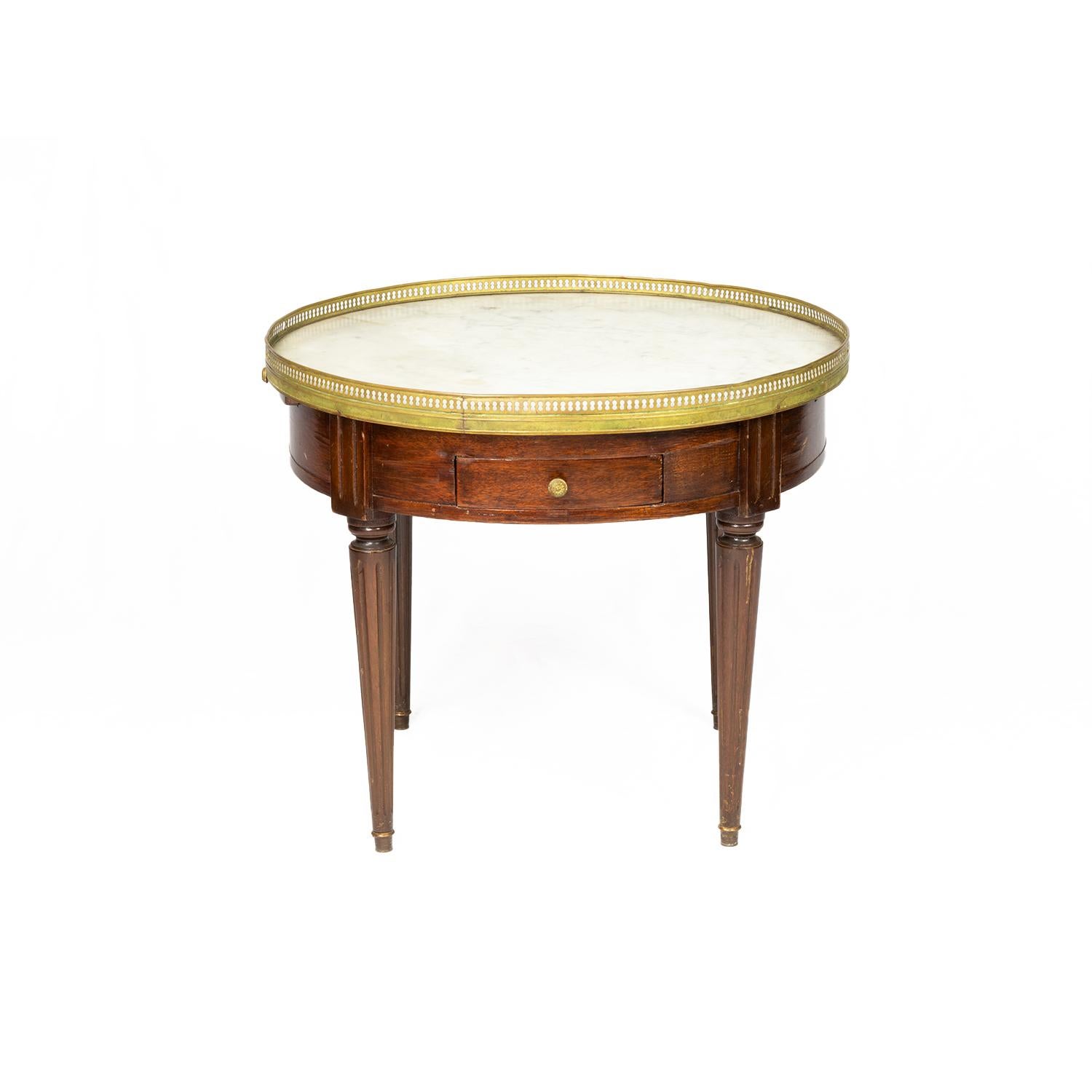 Table d'appoint ronde en acajou de style Louis XVI, Bouillotte, unique en son genre, datant du 19ème siècle.
Dessus en marbre, rail doré, deux tiroirs et extensions de chaque côté pour les verres avec doublure en cuir.