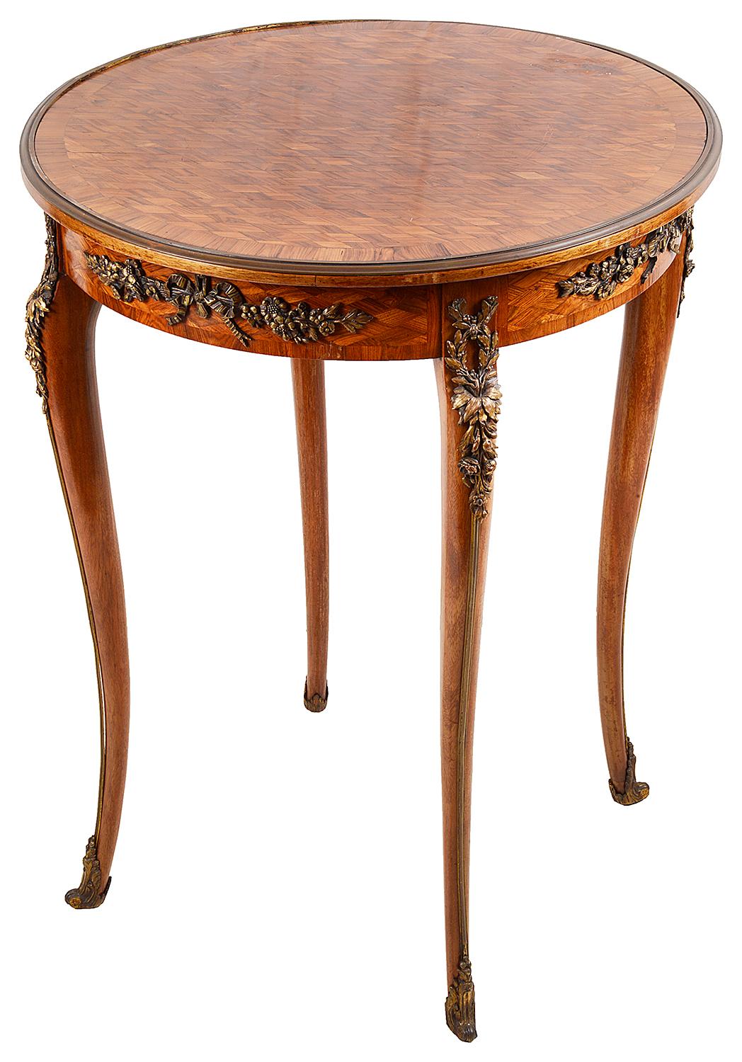 Table d'appoint / Guéridon en marqueterie de parquet de très bonne qualité du XIXe siècle, avec des moulures en bronze doré et des montures de feuillage, reposant sur d'élégants pieds cabriole, terminés par des pieds en volute en bronze doré.
À la