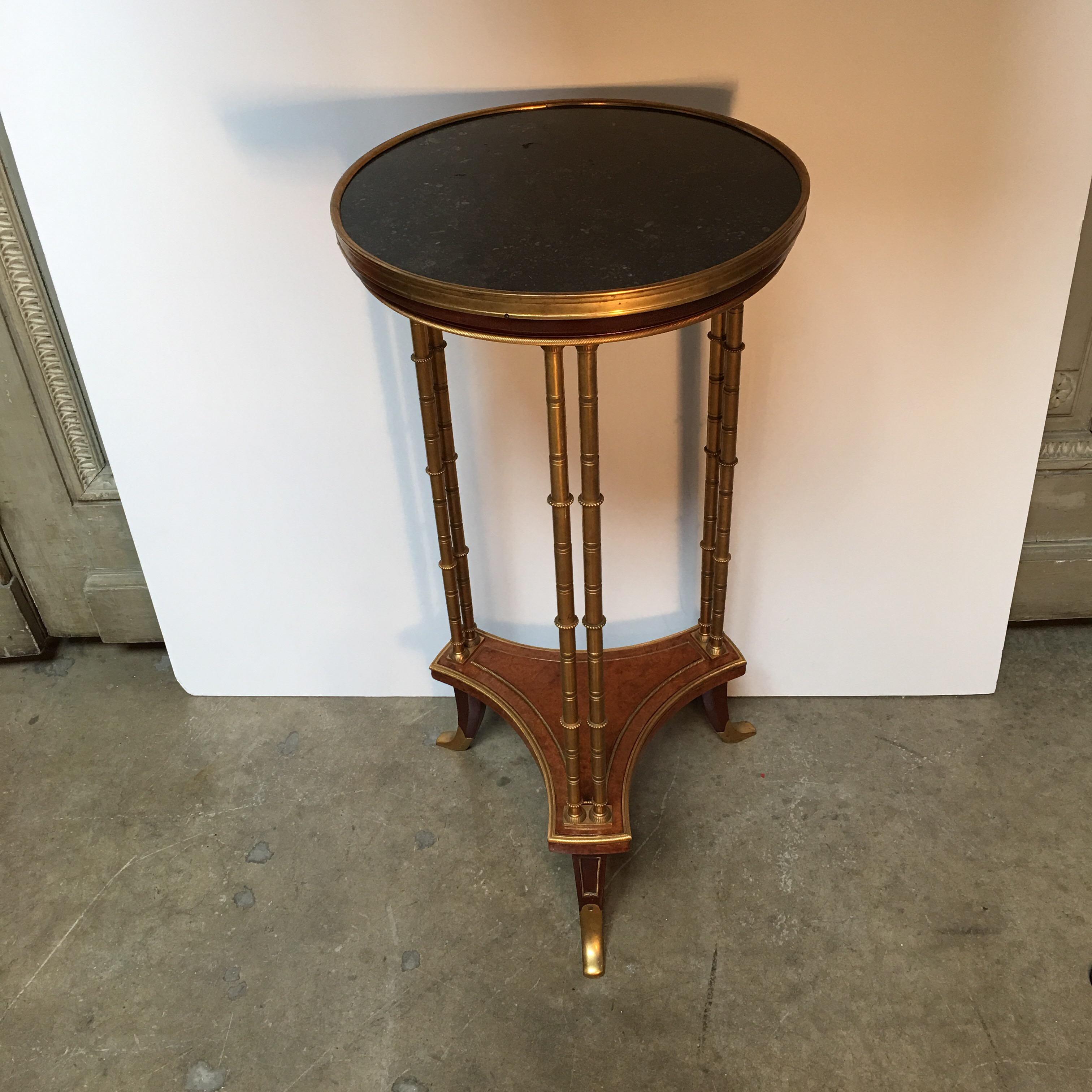 Tavolo gueridon francese in stile Luigi XVI in noce burlato, bronzo e pietra basato su un modello di Weisweiler.