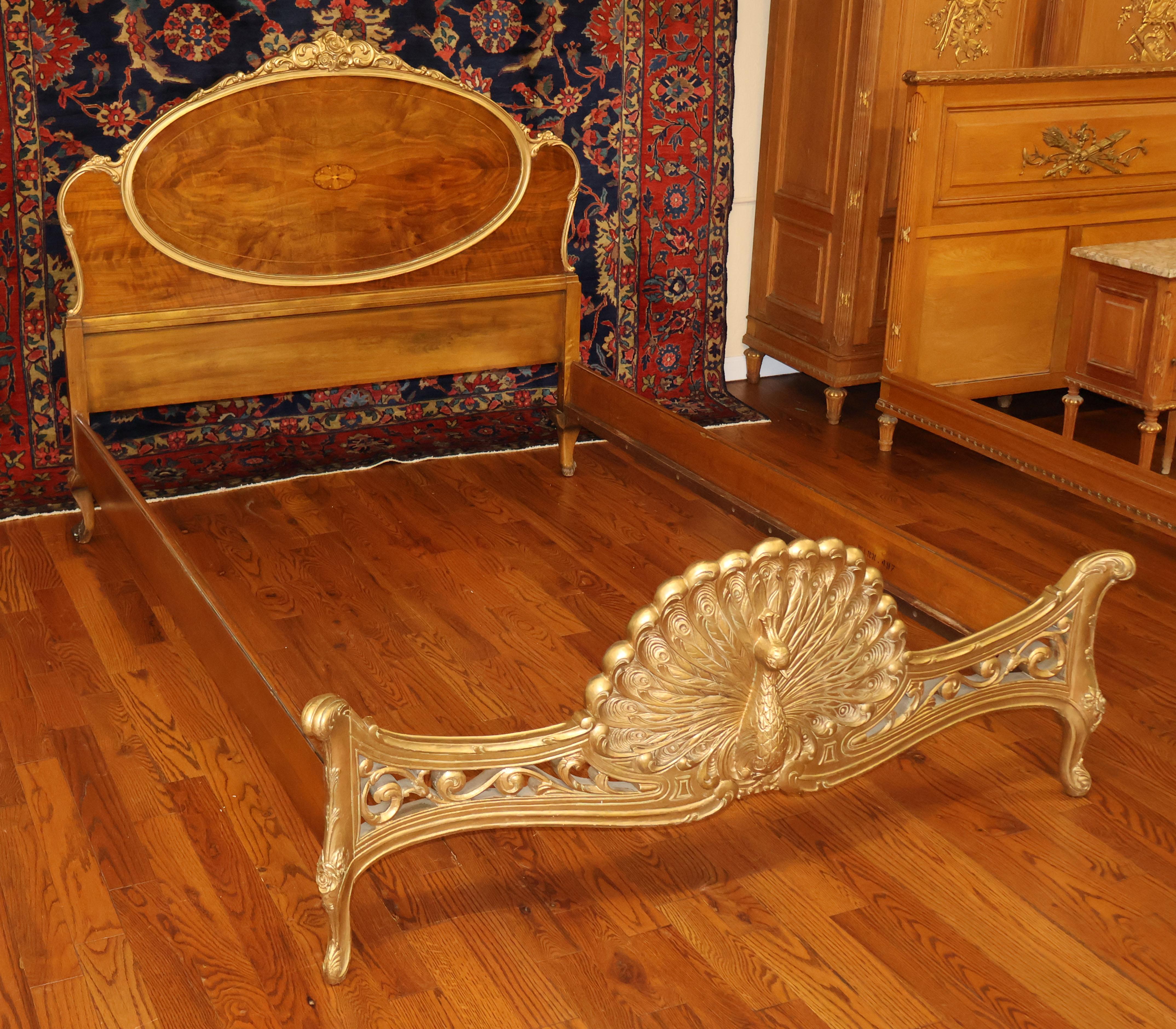 Magnifique lit complet en bois incrusté de style Louis XVI, sculpté d'un paon

Dimensions : 56.5